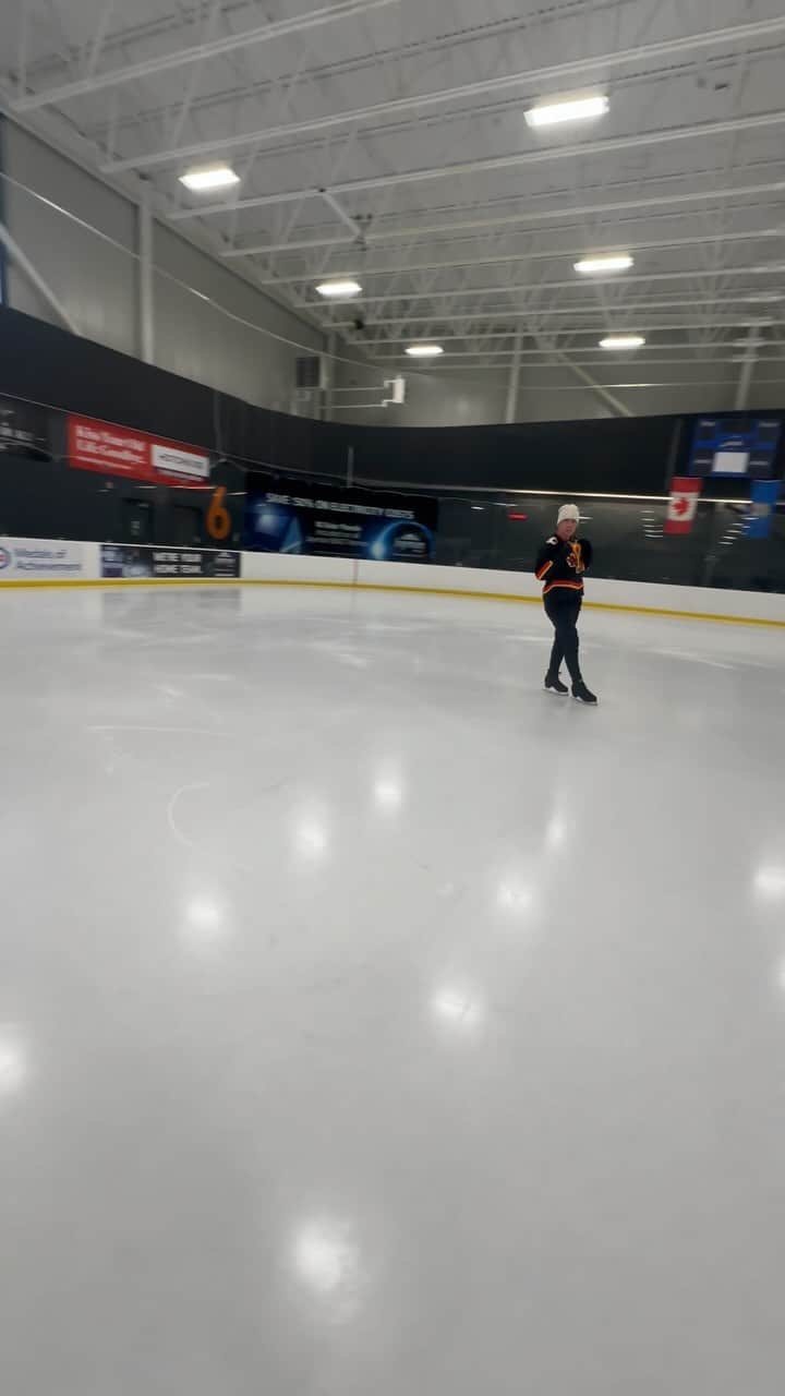 ブライス・シューダックのインスタグラム：「Is it Christmas morning or is it the @nhlflames home opener today? 😍 Hyyyyped the hockey seasons back. Let’s gooo 🔥🔥🔥  Filmed by @daniellejeagleson   #goflamesgo #nhl #flames #calgary #hype #newseason #cuprun」
