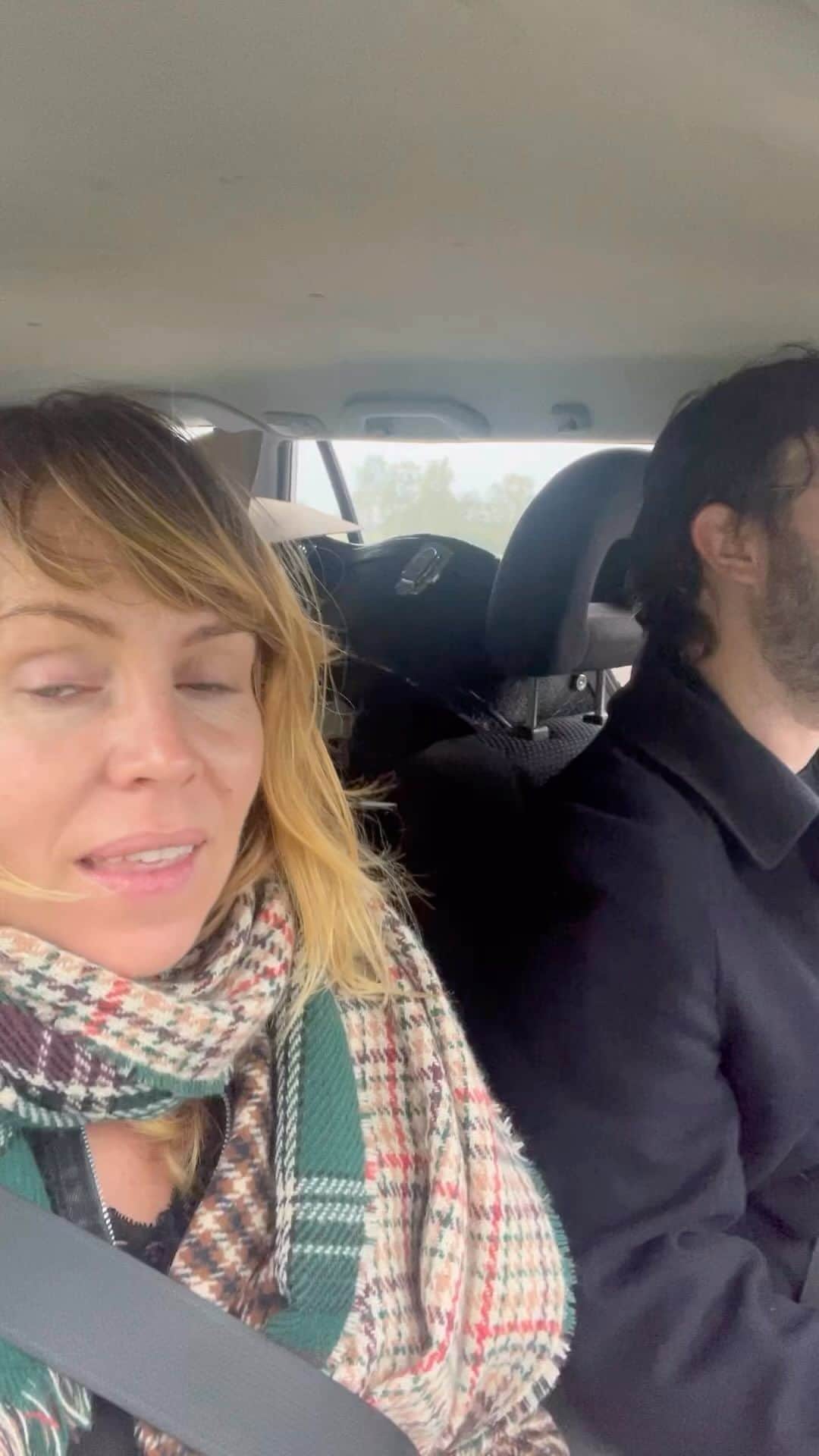 ヤナ・スクラのインスタグラム：「Dag 2 en 3 van onze kerkentour. Vind het zo mooi in Noord Groningen. En de kerkjes waren zo magisch. En ik begrijp helemaal hoe ver weg Den Haag voelt, eenmaal ontsnapt aan het magnetische veld van de Randstad.」