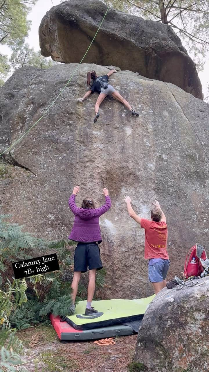 キャロライン・シノのインスタグラム：「🎥 Calamity Jane 7B+, nommée après quelle grimpeuse? Named after who? Un mur vertical haut et plutôt effrayant mais tellement classe. A faire! Pas facile pour ma taille.  Tellement agréable de grimper concentrée et sans peur ou presque🪽Je prends mon temps, je délaye, je ne pense à rien d’autre🪽 A pretty scary wall but a must-do at Rocher d’Avon. Found it hard for my height? So pleasant to only focus on climbing and not being scared🪽 Thanks for the spot @lumartinez_93 and @sebertheclimber !! —— @girlsinbleau @crimpoilofficial #recoverfaster @arkose.climbing #arkoesheroes @snapclimbing @frictionlabs @scarpaspa」