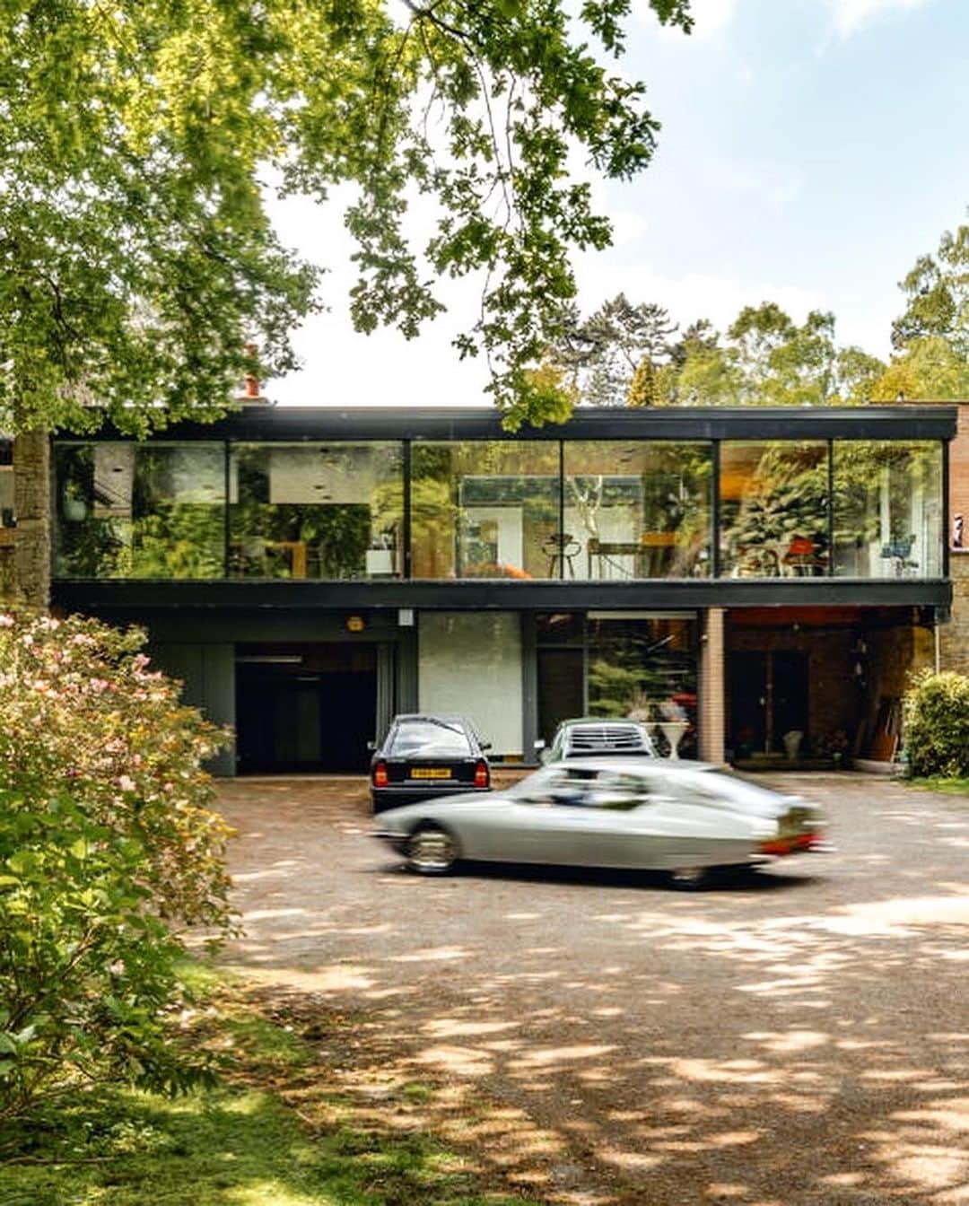 オリバーピープルズのインスタグラム：「A masterpiece of modernism. Designed by architect David Shelley in 1970, The Coward House features a sunken lounge, terrazzo floors, and teak detailing authentic to the era. #OPInspiration」