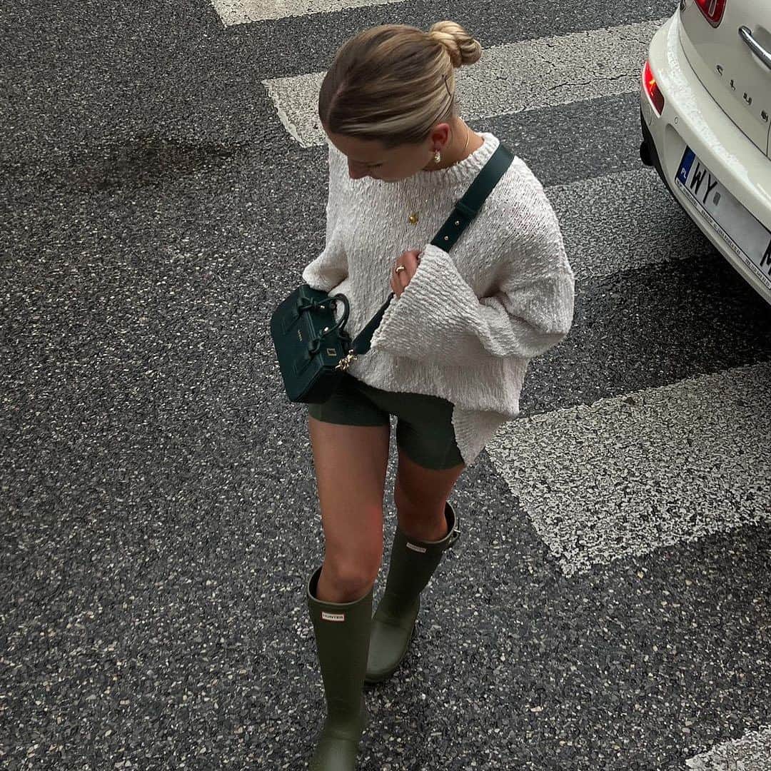 ハンターブーツのインスタグラム：「@bu.sia styles the Original Tall in Hunter Green 💚 #StyledInHunter」