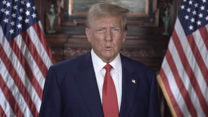 ドナルド・トランプのインスタグラム：「Biden isn’t trying to Secure the Border, he’s just hoping to save himself from being Impeached!」