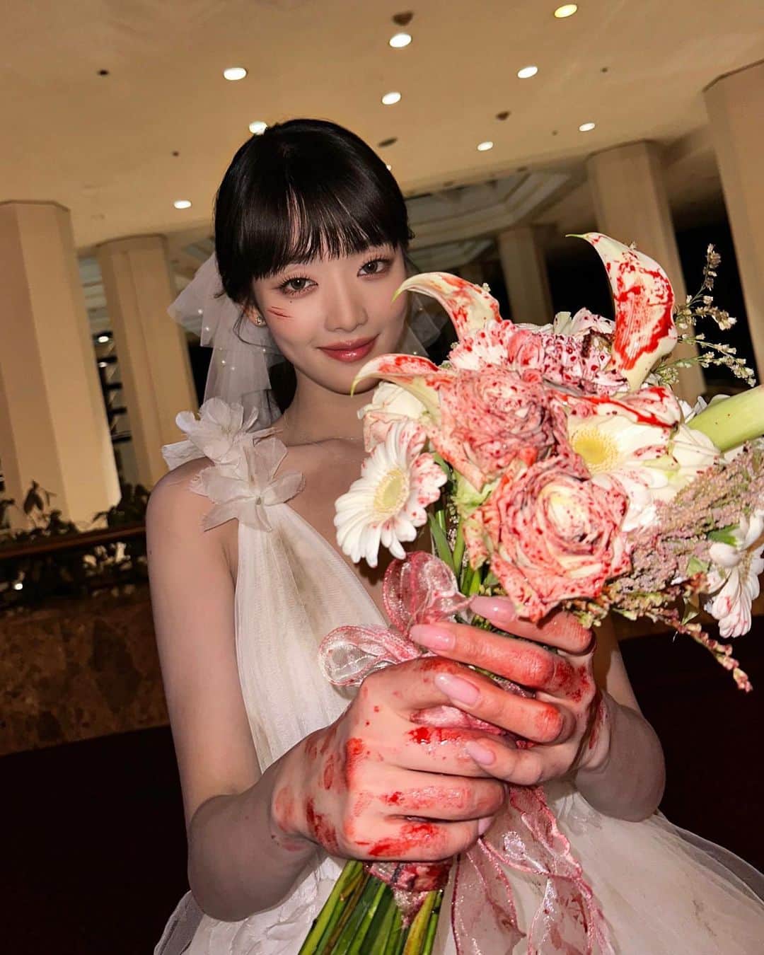 ミンニのインスタグラム：「👰🏻‍♀️🥀」