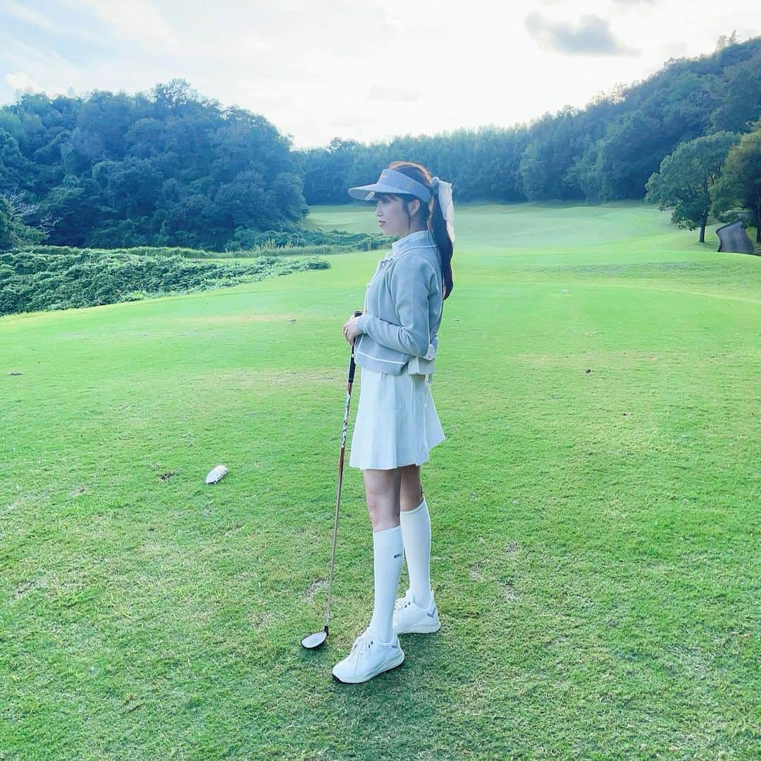 MANAE【Violet】のインスタグラム：「golf⛳️ . 秋ゴルフの時期ですね❤︎ @lenan_golf のウェアを着たよ〜🫶 . 上に羽織るのちょうどよかった💓 . #ゴルフ　#ゴルフ女子　#golf #美容師　#美容師の休日　#表参道美容師」