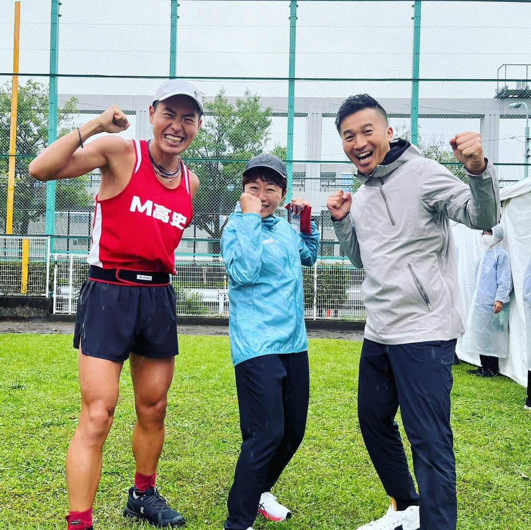 柴田聡のインスタグラム：「今年の スポーツの日も 中央区のランナーの皆さんの 応援をさせて頂きました！！  降り止む事ない雨と 風が吹くの中、 小さなお子さんから大人まで 最後まで諦めずに完走♪  逆に沢山パワーもらいました！  そして今年も実況トークショーは 喋りが止まらない3人で ステージからお届けしました！ 唯一雨の中走ってきた 野口みずきさんが言うまでも無く 誰よりも元気でした（笑）  #中央区 #区民スポーツの日 #マラソン大会 #年一で会う @shiho.shingu も #雨の中 #元気モリモリ取材」