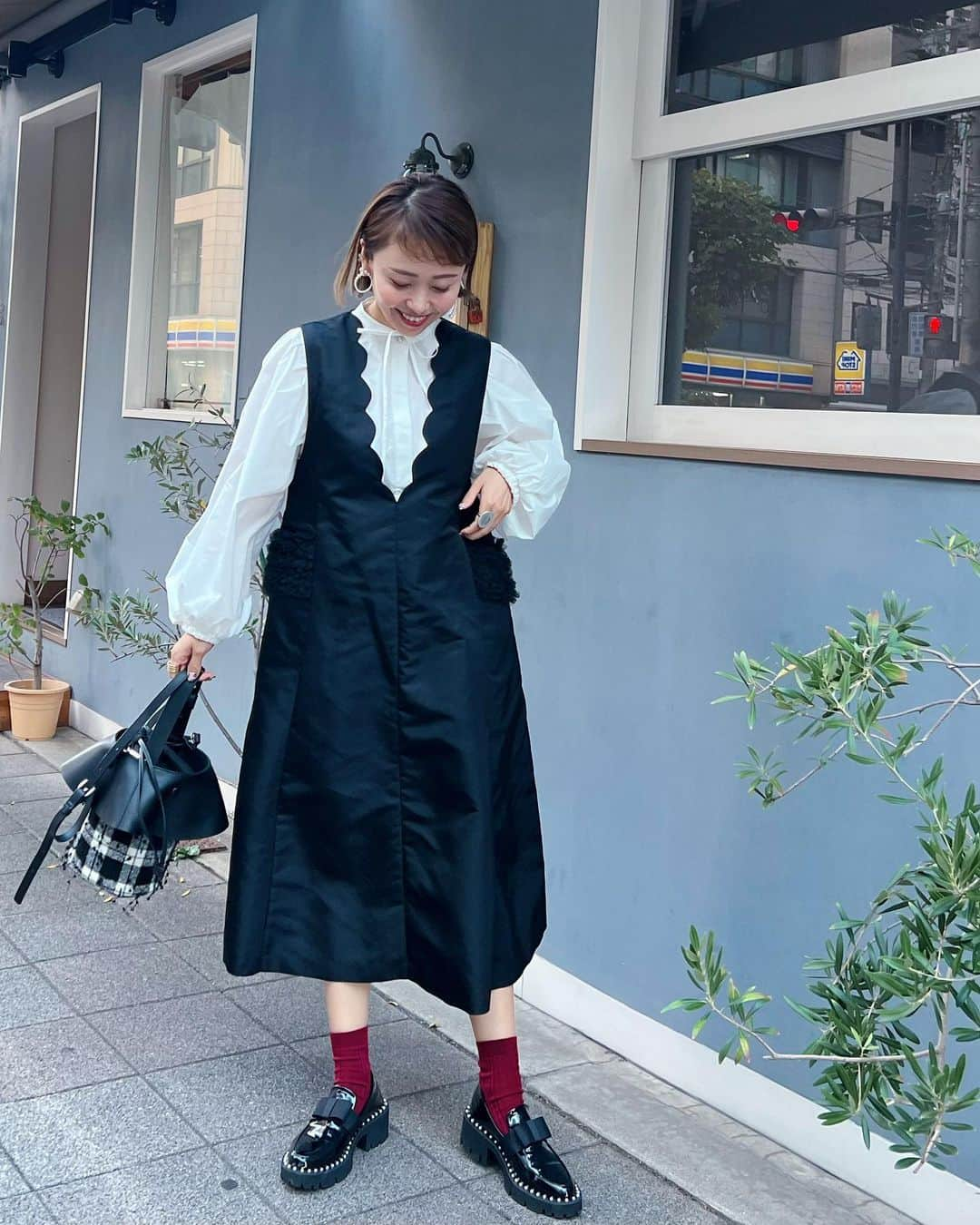 松本亜希さんのインスタグラム写真 - (松本亜希Instagram)「・ jumper dress : #akiron_verofonna  blouse @donobanweb  bag: #akiron_donoban (13日発売) shoes: #akiron_donoban (13日から再受注販売スタート) pierce: @akarih_official   今日はお昼間はポカポカだったので、ブラウスにジャンスカ位がちょうどよかった♡ 再販リクエストの多いジャンスカは、来月位にやっと生地ができあがりそうなので、春前には再販できると思います⭕️年中使えて可愛いのでこれは本当に作ってよかった😍  bagとローファーは、梅阪popupでも本当に大人気だったもの♡いよいよ明後日13日の13時webにて発売です！ bagは、13時と20時の2部制にて即納販売です。 ローファーは、13日の13時〜16日の12時59分まで、 再受注販売スタートです。 どうぞお見逃しなくです❤️ __________________________ #ootd #coordinate #コーディネート #ローファー#ジャンスカ#ジャンスカコーデ  #outfit #fashion #ファッション　 #コーデ #ママコーデ#男の子ママ #donoban#ドノバン」10月11日 20時15分 - m_akiron