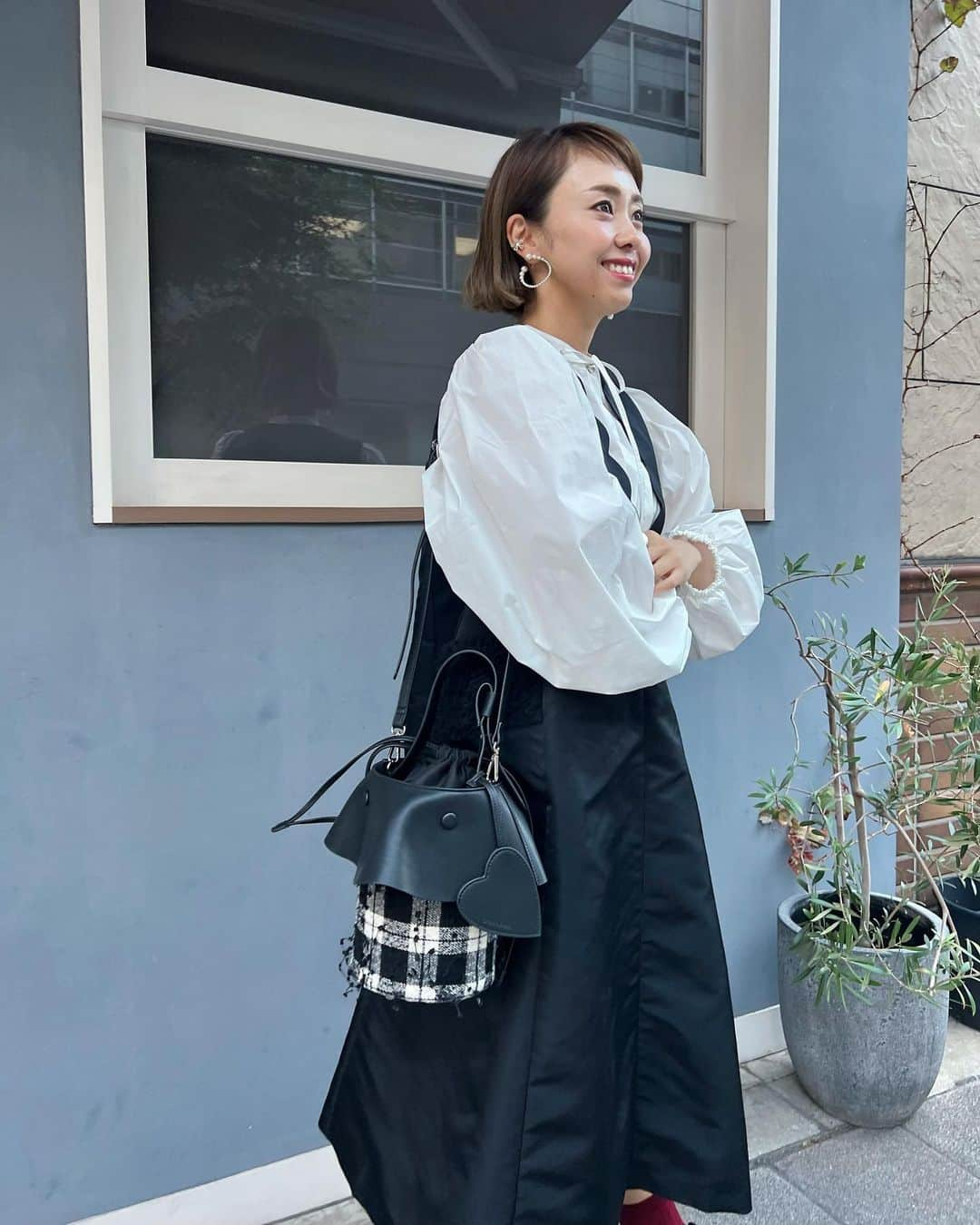 松本亜希さんのインスタグラム写真 - (松本亜希Instagram)「・ jumper dress : #akiron_verofonna  blouse @donobanweb  bag: #akiron_donoban (13日発売) shoes: #akiron_donoban (13日から再受注販売スタート) pierce: @akarih_official   今日はお昼間はポカポカだったので、ブラウスにジャンスカ位がちょうどよかった♡ 再販リクエストの多いジャンスカは、来月位にやっと生地ができあがりそうなので、春前には再販できると思います⭕️年中使えて可愛いのでこれは本当に作ってよかった😍  bagとローファーは、梅阪popupでも本当に大人気だったもの♡いよいよ明後日13日の13時webにて発売です！ bagは、13時と20時の2部制にて即納販売です。 ローファーは、13日の13時〜16日の12時59分まで、 再受注販売スタートです。 どうぞお見逃しなくです❤️ __________________________ #ootd #coordinate #コーディネート #ローファー#ジャンスカ#ジャンスカコーデ  #outfit #fashion #ファッション　 #コーデ #ママコーデ#男の子ママ #donoban#ドノバン」10月11日 20時15分 - m_akiron