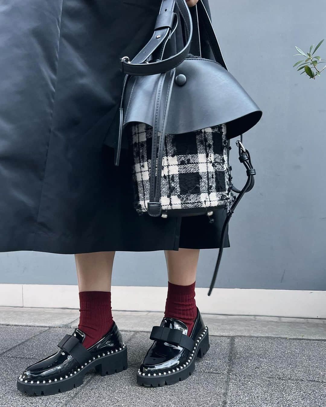 松本亜希さんのインスタグラム写真 - (松本亜希Instagram)「・ jumper dress : #akiron_verofonna  blouse @donobanweb  bag: #akiron_donoban (13日発売) shoes: #akiron_donoban (13日から再受注販売スタート) pierce: @akarih_official   今日はお昼間はポカポカだったので、ブラウスにジャンスカ位がちょうどよかった♡ 再販リクエストの多いジャンスカは、来月位にやっと生地ができあがりそうなので、春前には再販できると思います⭕️年中使えて可愛いのでこれは本当に作ってよかった😍  bagとローファーは、梅阪popupでも本当に大人気だったもの♡いよいよ明後日13日の13時webにて発売です！ bagは、13時と20時の2部制にて即納販売です。 ローファーは、13日の13時〜16日の12時59分まで、 再受注販売スタートです。 どうぞお見逃しなくです❤️ __________________________ #ootd #coordinate #コーディネート #ローファー#ジャンスカ#ジャンスカコーデ  #outfit #fashion #ファッション　 #コーデ #ママコーデ#男の子ママ #donoban#ドノバン」10月11日 20時15分 - m_akiron