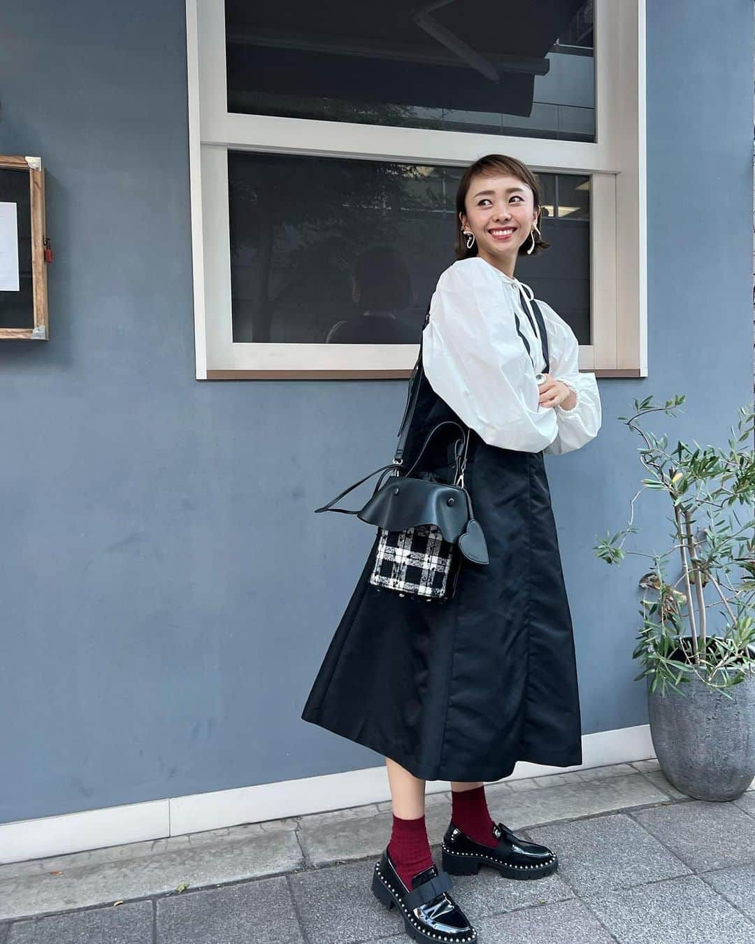 松本亜希さんのインスタグラム写真 - (松本亜希Instagram)「・ jumper dress : #akiron_verofonna  blouse @donobanweb  bag: #akiron_donoban (13日発売) shoes: #akiron_donoban (13日から再受注販売スタート) pierce: @akarih_official   今日はお昼間はポカポカだったので、ブラウスにジャンスカ位がちょうどよかった♡ 再販リクエストの多いジャンスカは、来月位にやっと生地ができあがりそうなので、春前には再販できると思います⭕️年中使えて可愛いのでこれは本当に作ってよかった😍  bagとローファーは、梅阪popupでも本当に大人気だったもの♡いよいよ明後日13日の13時webにて発売です！ bagは、13時と20時の2部制にて即納販売です。 ローファーは、13日の13時〜16日の12時59分まで、 再受注販売スタートです。 どうぞお見逃しなくです❤️ __________________________ #ootd #coordinate #コーディネート #ローファー#ジャンスカ#ジャンスカコーデ  #outfit #fashion #ファッション　 #コーデ #ママコーデ#男の子ママ #donoban#ドノバン」10月11日 20時15分 - m_akiron