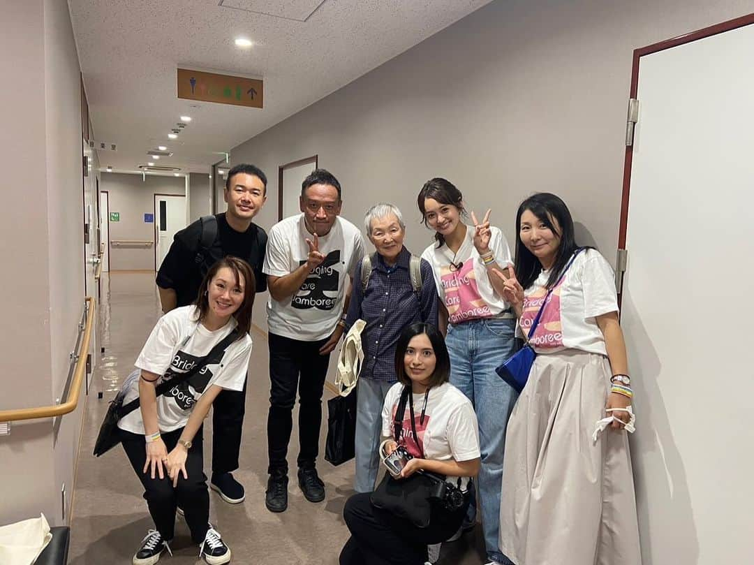 上条百里奈さんのインスタグラム写真 - (上条百里奈Instagram)「BridgingCare_Jamboree 2023 〜がんばろう！がんばれ！若手介護職合同勉強会〜  おかげさまで、無事に開催させていただくことが出来ました✨日本各地の様々な介護事業所から同世代介護職が集結し、学び、対話し、繋がる研修会でした。 3時間という短い時間でしたが、素晴らしい講師のもと、若き介護職が今学ぶべきものとは何か？改めて、介護の可能性を考えられる時間となりました。  クイズ大会は対話をする企画。協賛企業や学生、保護者たちを巻き込みながら、少しの時間でしたが、様々な価値観が交差する時間になったかと思います。介護に共通して必要なのは想像力と将来予測力。いかがでしたでしょうか。 Aさんのその後はアフタートークナイト@zoomで共有させてください。✨  同世代参加者の皆さま、ご協力いただいた介護事業所の皆さま、応援していただいた企業の皆さま、そして駆け回ってくれた運営メンバーのみんな、すべてに大感謝です。  やっぱりね、他人の人生に一生懸命になれる介護職が大好きです。次回はもっと参加してくれたみんなと時間をかけて仲良くなりたいです。☺️  次回もぜひ、ご参加ください✨ありがとうございました✨  #bridgingcarejamboree  #介護 #同世代 #合同勉強会 #学び #繋がり #対話 #楽しい  #介護福祉士 #caregiver  #有給とったり #高速バスをつかって #たくさんの方が集まってくれて #大感謝です #もう次回の運営メンバー募集中 #タグ付けしてほしい人教えてね！」10月11日 20時26分 - yurina_kamijo