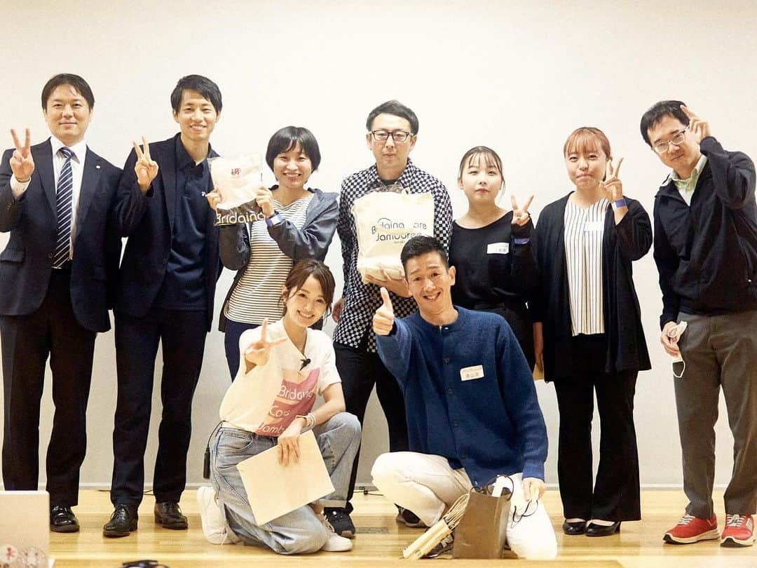 上条百里奈さんのインスタグラム写真 - (上条百里奈Instagram)「BridgingCare_Jamboree 2023 〜がんばろう！がんばれ！若手介護職合同勉強会〜  おかげさまで、無事に開催させていただくことが出来ました✨日本各地の様々な介護事業所から同世代介護職が集結し、学び、対話し、繋がる研修会でした。 3時間という短い時間でしたが、素晴らしい講師のもと、若き介護職が今学ぶべきものとは何か？改めて、介護の可能性を考えられる時間となりました。  クイズ大会は対話をする企画。協賛企業や学生、保護者たちを巻き込みながら、少しの時間でしたが、様々な価値観が交差する時間になったかと思います。介護に共通して必要なのは想像力と将来予測力。いかがでしたでしょうか。 Aさんのその後はアフタートークナイト@zoomで共有させてください。✨  同世代参加者の皆さま、ご協力いただいた介護事業所の皆さま、応援していただいた企業の皆さま、そして駆け回ってくれた運営メンバーのみんな、すべてに大感謝です。  やっぱりね、他人の人生に一生懸命になれる介護職が大好きです。次回はもっと参加してくれたみんなと時間をかけて仲良くなりたいです。☺️  次回もぜひ、ご参加ください✨ありがとうございました✨  #bridgingcarejamboree  #介護 #同世代 #合同勉強会 #学び #繋がり #対話 #楽しい  #介護福祉士 #caregiver  #有給とったり #高速バスをつかって #たくさんの方が集まってくれて #大感謝です #もう次回の運営メンバー募集中 #タグ付けしてほしい人教えてね！」10月11日 20時26分 - yurina_kamijo