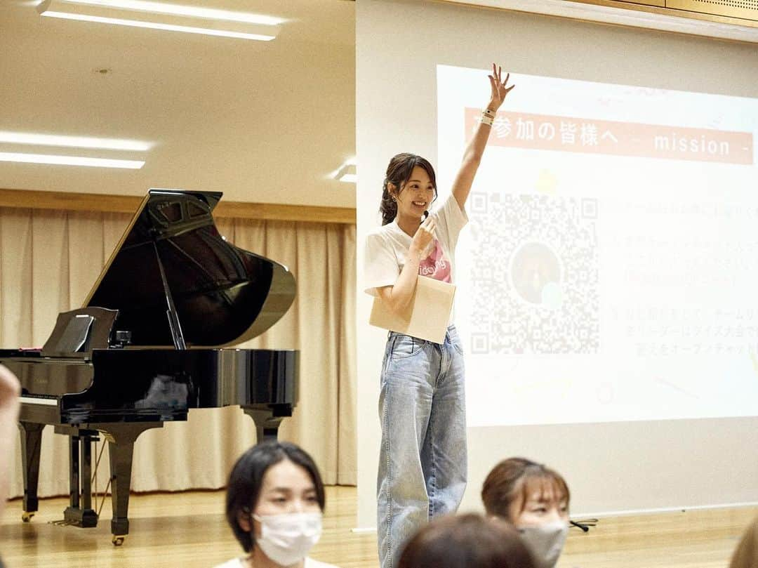 上条百里奈さんのインスタグラム写真 - (上条百里奈Instagram)「BridgingCare_Jamboree 2023 〜がんばろう！がんばれ！若手介護職合同勉強会〜  おかげさまで、無事に開催させていただくことが出来ました✨日本各地の様々な介護事業所から同世代介護職が集結し、学び、対話し、繋がる研修会でした。 3時間という短い時間でしたが、素晴らしい講師のもと、若き介護職が今学ぶべきものとは何か？改めて、介護の可能性を考えられる時間となりました。  クイズ大会は対話をする企画。協賛企業や学生、保護者たちを巻き込みながら、少しの時間でしたが、様々な価値観が交差する時間になったかと思います。介護に共通して必要なのは想像力と将来予測力。いかがでしたでしょうか。 Aさんのその後はアフタートークナイト@zoomで共有させてください。✨  同世代参加者の皆さま、ご協力いただいた介護事業所の皆さま、応援していただいた企業の皆さま、そして駆け回ってくれた運営メンバーのみんな、すべてに大感謝です。  やっぱりね、他人の人生に一生懸命になれる介護職が大好きです。次回はもっと参加してくれたみんなと時間をかけて仲良くなりたいです。☺️  次回もぜひ、ご参加ください✨ありがとうございました✨  #bridgingcarejamboree  #介護 #同世代 #合同勉強会 #学び #繋がり #対話 #楽しい  #介護福祉士 #caregiver  #有給とったり #高速バスをつかって #たくさんの方が集まってくれて #大感謝です #もう次回の運営メンバー募集中 #タグ付けしてほしい人教えてね！」10月11日 20時26分 - yurina_kamijo