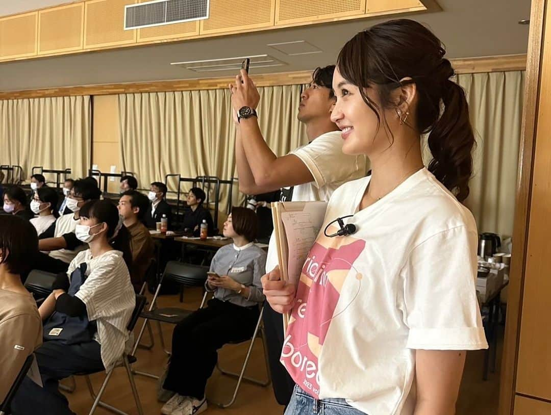 上条百里奈さんのインスタグラム写真 - (上条百里奈Instagram)「BridgingCare_Jamboree 2023 〜がんばろう！がんばれ！若手介護職合同勉強会〜  おかげさまで、無事に開催させていただくことが出来ました✨日本各地の様々な介護事業所から同世代介護職が集結し、学び、対話し、繋がる研修会でした。 3時間という短い時間でしたが、素晴らしい講師のもと、若き介護職が今学ぶべきものとは何か？改めて、介護の可能性を考えられる時間となりました。  クイズ大会は対話をする企画。協賛企業や学生、保護者たちを巻き込みながら、少しの時間でしたが、様々な価値観が交差する時間になったかと思います。介護に共通して必要なのは想像力と将来予測力。いかがでしたでしょうか。 Aさんのその後はアフタートークナイト@zoomで共有させてください。✨  同世代参加者の皆さま、ご協力いただいた介護事業所の皆さま、応援していただいた企業の皆さま、そして駆け回ってくれた運営メンバーのみんな、すべてに大感謝です。  やっぱりね、他人の人生に一生懸命になれる介護職が大好きです。次回はもっと参加してくれたみんなと時間をかけて仲良くなりたいです。☺️  次回もぜひ、ご参加ください✨ありがとうございました✨  #bridgingcarejamboree  #介護 #同世代 #合同勉強会 #学び #繋がり #対話 #楽しい  #介護福祉士 #caregiver  #有給とったり #高速バスをつかって #たくさんの方が集まってくれて #大感謝です #もう次回の運営メンバー募集中 #タグ付けしてほしい人教えてね！」10月11日 20時26分 - yurina_kamijo