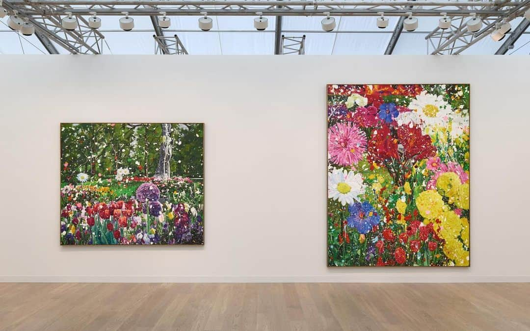 ガゴシアン・ギャラリーさんのインスタグラム写真 - (ガゴシアン・ギャラリーInstagram)「Gagosian's special solo presentation of new works by Damien Hirst (@damienhirst) is now on view at Frieze London (@friezeofficial)!  This previously unseen body of work, titled "The Secret Gardens Paintings," builds in particular on the floral subject matter and highly expressive painterly technique of the artist's recent "Cherry Blossoms" series, which is also distinguished by thick brushstrokes and gestural marks, and by allusions to elements of Impressionism, Pointillism, and Action painting.   Follow the link in our bio to view a preview of the fair online, or contact the gallery via DM or at inquire@gagosian.com for more information. __________ #DamienHirst #FriezeArtFair #Gagosian Gagosian's booth at Frieze London 2023. Artwork © Damien Hirst and Science Ltd. All rights reserved, DACS 2023. Photo: Prudence Cuming Associates Ltd (@prudencecuming)」10月11日 20時27分 - gagosian