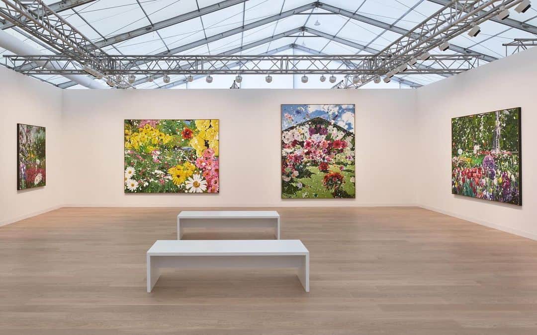のインスタグラム：「Gagosian's special solo presentation of new works by Damien Hirst (@damienhirst) is now on view at Frieze London (@friezeofficial)!  This previously unseen body of work, titled "The Secret Gardens Paintings," builds in particular on the floral subject matter and highly expressive painterly technique of the artist's recent "Cherry Blossoms" series, which is also distinguished by thick brushstrokes and gestural marks, and by allusions to elements of Impressionism, Pointillism, and Action painting.   Follow the link in our bio to view a preview of the fair online, or contact the gallery via DM or at inquire@gagosian.com for more information. __________ #DamienHirst #FriezeArtFair #Gagosian Gagosian's booth at Frieze London 2023. Artwork © Damien Hirst and Science Ltd. All rights reserved, DACS 2023. Photo: Prudence Cuming Associates Ltd (@prudencecuming)」
