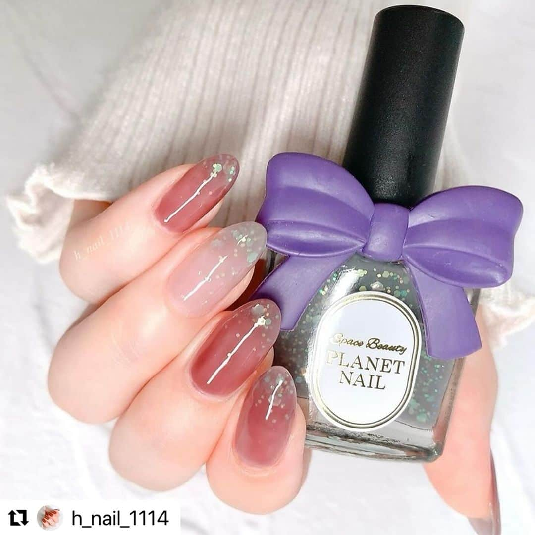 【PLANET NAIL（プラネット ネイル）】公式のインスタグラム：「✰✰✰ ━━━━━━━━━━━━━━━ h_nail_1114さま♡  PLH04 エトワールグレー を使った洗練大人秋カラーネイルデザインのご紹介ありがとうございます✨  どんなカラーにも馴染んでしまう そんな優秀なエトワールグレー🩶 にこんな可愛いカラー配色、たまりません🥺🩷 ぜひまねっこしてみてください✨ ╍ ╍ ╍ ╍ ╍ ╍ ╍ ╍ ╍ ╍ ╍ ╍ ╍ ╍ ╍ ╍ ╍  h_nail_1114 𓂃𓈒𓏸 ⠀  PLANETNAIL様のプレゼント企画に当選し、 「04 エトワールグレー」を頂きました☺️♡ ⠀ シアー感のある肌馴染みの良いグレーに たっぷりのラメが入っています🩶‧₊˚ 単体でも可愛い🫰🏻  今回はCANMAKEの「N71 ムラサキイモ」と合わせました🍠 ⠀  ⠀ ୨୧┈┈┈┈┈┈┈┈┈┈┈┈┈┈┈┈┈୨୧ ⠀ @planet.jp   【04  エトワールグレー】  @canmaketokyo   【N71  ムラサキイモ】 ⠀ ୨୧┈┈┈┈┈┈┈┈┈┈┈┈┈┈┈┈┈୨୧  ⠀  #セルフネイル #シンプルネイル #ネイル記録 #ポリッシュネイル #ポリッシュ #nail #selfnail #セルフネイル部 #大人ネイル #簡単ネイル #マニキュア #マニキュアネイル #ネイルデザイン #nailart #秋ネイル #美甲 #指甲 #冬ネイル #パープルネイル #ラメネイル #プラネットネイル #planet_jp #キャンメイク #canmake」