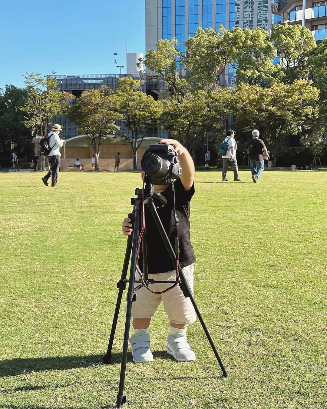 畑有里紗さんのインスタグラム写真 - (畑有里紗Instagram)「たくさん歩くようになって 一緒に楽しめるところ増えてきたね〜👨‍👩‍👦 癒しの家族時間♡♡  みんなでシミラールックした日✌️  @sho_arii.family  #3人家族#男の子ベビー#男の子#家族時間#息子#となのいる生活#男の子ママ#男の子パパ#東遊園地」10月11日 20時19分 - arii_m36