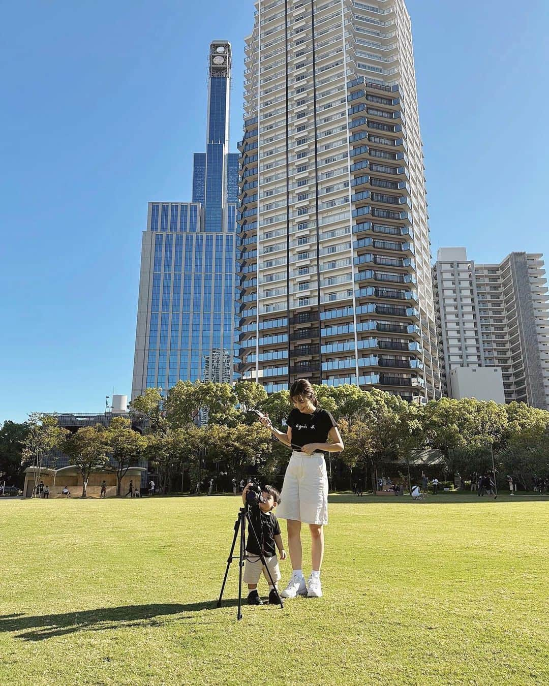 畑有里紗さんのインスタグラム写真 - (畑有里紗Instagram)「たくさん歩くようになって 一緒に楽しめるところ増えてきたね〜👨‍👩‍👦 癒しの家族時間♡♡  みんなでシミラールックした日✌️  @sho_arii.family  #3人家族#男の子ベビー#男の子#家族時間#息子#となのいる生活#男の子ママ#男の子パパ#東遊園地」10月11日 20時19分 - arii_m36