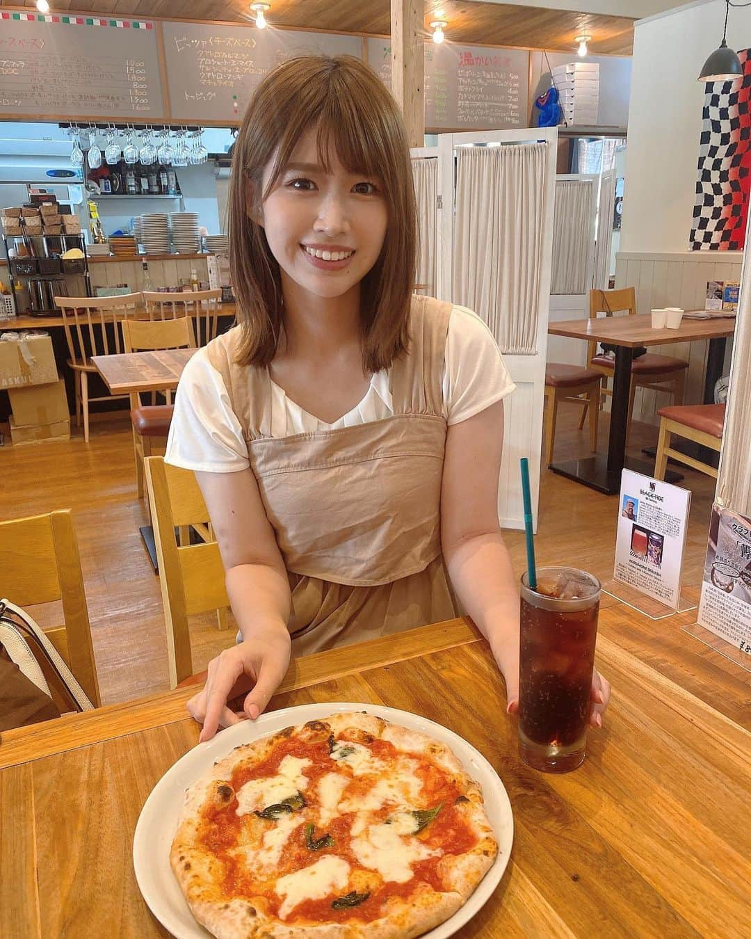 佐藤朱のインスタグラム：「本格ナポリピッツァが味わえる 「IL GABBIANO （イル・ガッビアーノ）」🍕✨ サンドのぼんやり〜ぬTVで訪れた3日後くらいにプライベートでもお邪魔しました！😆 もちもちとした生地がとにかく美味しい、 とろ〜りチーズもたっぷりのっています😋 様々なピザメニューを楽しめますよ！ #女川 #シーパルピア女川 #宮城 #ピザ #マルゲリータ #ピザランチ #アナウンサー」