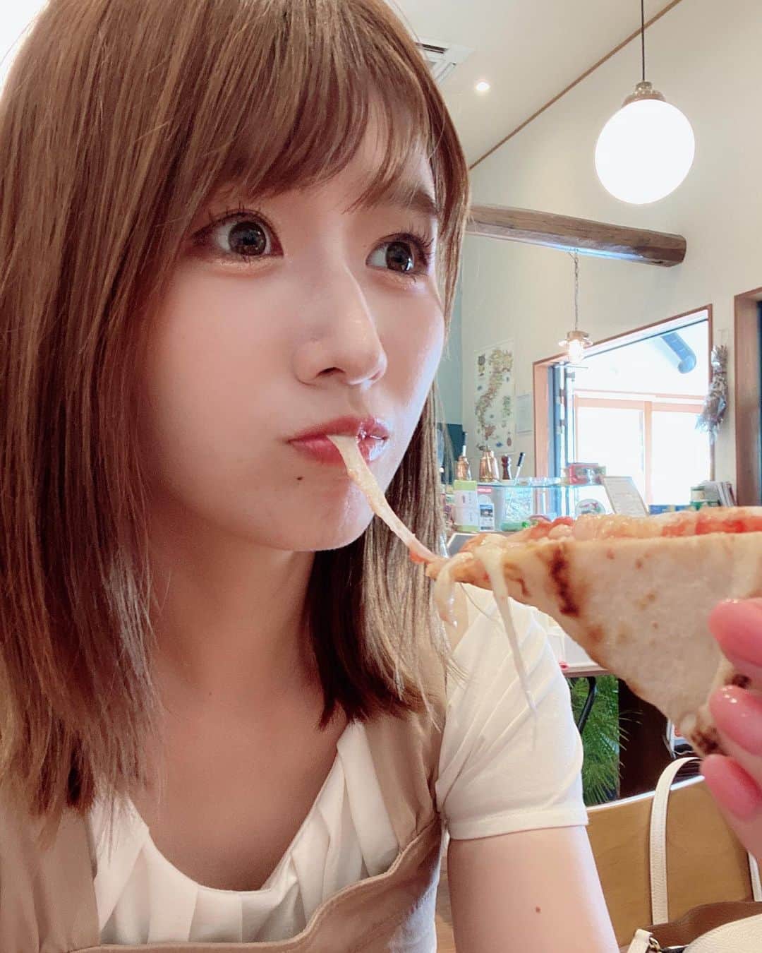 佐藤朱さんのインスタグラム写真 - (佐藤朱Instagram)「本格ナポリピッツァが味わえる 「IL GABBIANO （イル・ガッビアーノ）」🍕✨ サンドのぼんやり〜ぬTVで訪れた3日後くらいにプライベートでもお邪魔しました！😆 もちもちとした生地がとにかく美味しい、 とろ〜りチーズもたっぷりのっています😋 様々なピザメニューを楽しめますよ！ #女川 #シーパルピア女川 #宮城 #ピザ #マルゲリータ #ピザランチ #アナウンサー」10月11日 20時21分 - akari_miyagi