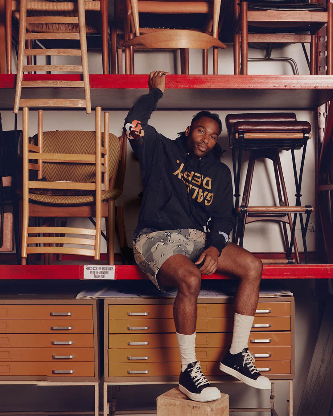 MR PORTERのインスタグラム：「Mr Kordae Jatafa Henry (@jatafa) does everything and does it very well, indeed. We photographed him in LA wearing our exclusive new collection from @gallerydepartment and talked to him about everything from video games to architecture. Read our conversation with the Los Angeles-based multidisciplinary artist through the link in bio.  Words by: @isuredontknow Photography by: @little_t33 Styling by: @charlieschneiderjacobson」