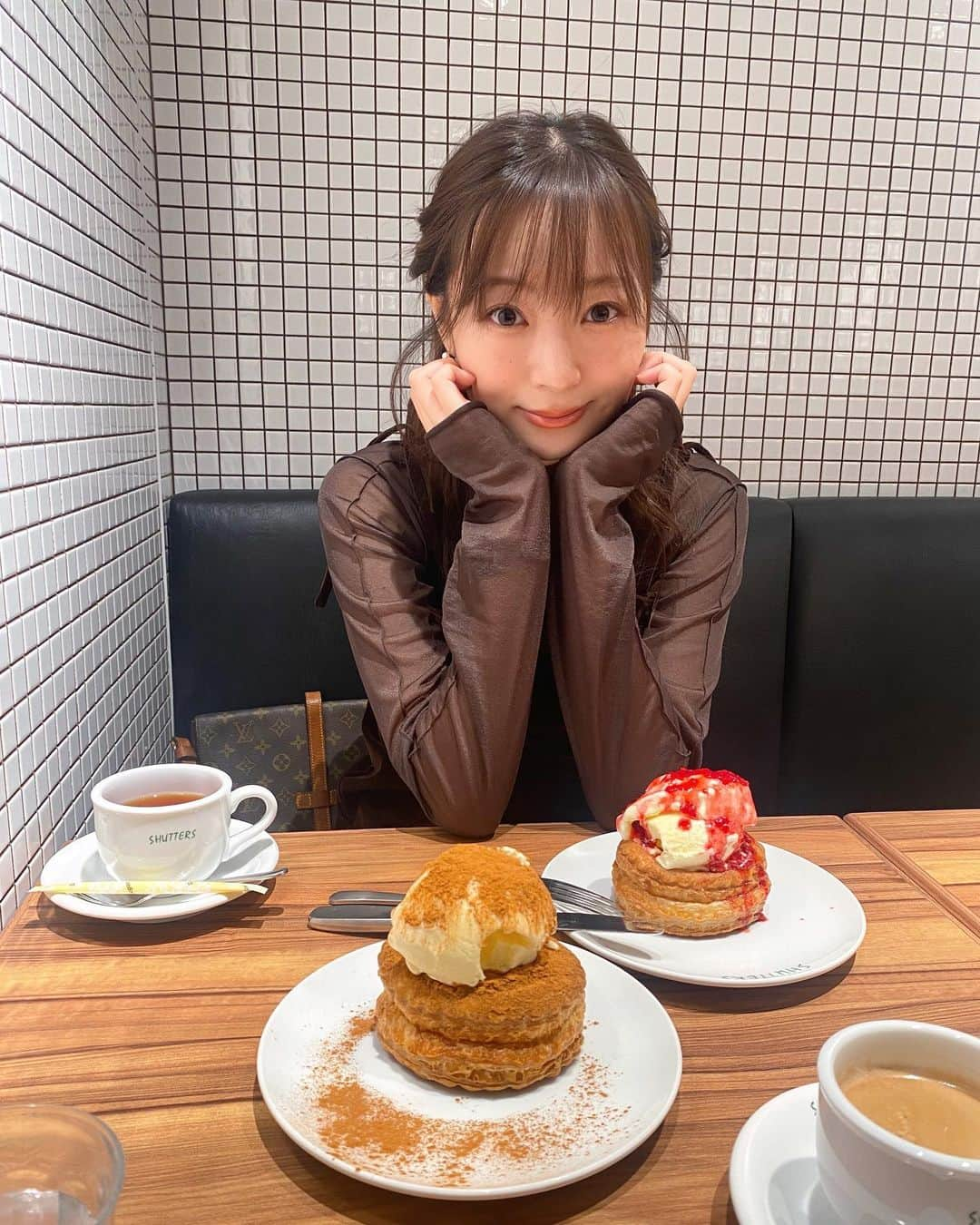 和田瞳さんのインスタグラム写真 - (和田瞳Instagram)「@shutters.ys でランチ♡  幼い頃よく行っていて久しぶりに食べたのですが、味が昔と全然変わっていなくて感動しちゃった🥰  お母さんも私も口に入れた瞬間に一気に記憶が蘇ってきて、とっても懐かしい気持ちになりました。  美味しいものは正義！！  tops : #publictokyo  dress : #raycassin  bag : #louisvuitton . . . #PR #シャッターズ #アップルパイアラモード #カジュアルイタリアン #丸の内グルメ #丸の内ランチ #丸の内カフェ #丸の内イタリアン #shutters」10月11日 20時23分 - hitogram0218