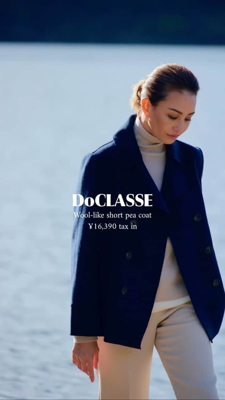 doclasse_styleのインスタグラム：「今、人気NO1コート！  ✔ウールライク・ショートピーコート ¥14,900 税込¥16,390  ▪️ウールコートよりも柔らかく、軽い着心地を実現 起毛ボンディング素材の軽さとしなやかなコシを活かし、ウールのような風合いを再現。構築カッティングを駆使することで立体的で女性らしいフォルムのピーコートをつくりました。  ▪️ジャケット感覚で羽織れるショート丈のデザイン サイドにあしらったベルト&ボタンが腰を高く見せ、スタイルアップを叶えます。曲線的な女性らしい大きめ衿もチャームポイント。  #doclasse  #ドゥクラッセ #50代コーディネート #50代コーデ #ファッションコーデ #レディースファッション #パーソナルカラー #カラーコーデ #40代ファッション#40代ファッション #40代コーデ #40代コーディネート #秋冬コーデ #秋冬ファッション」