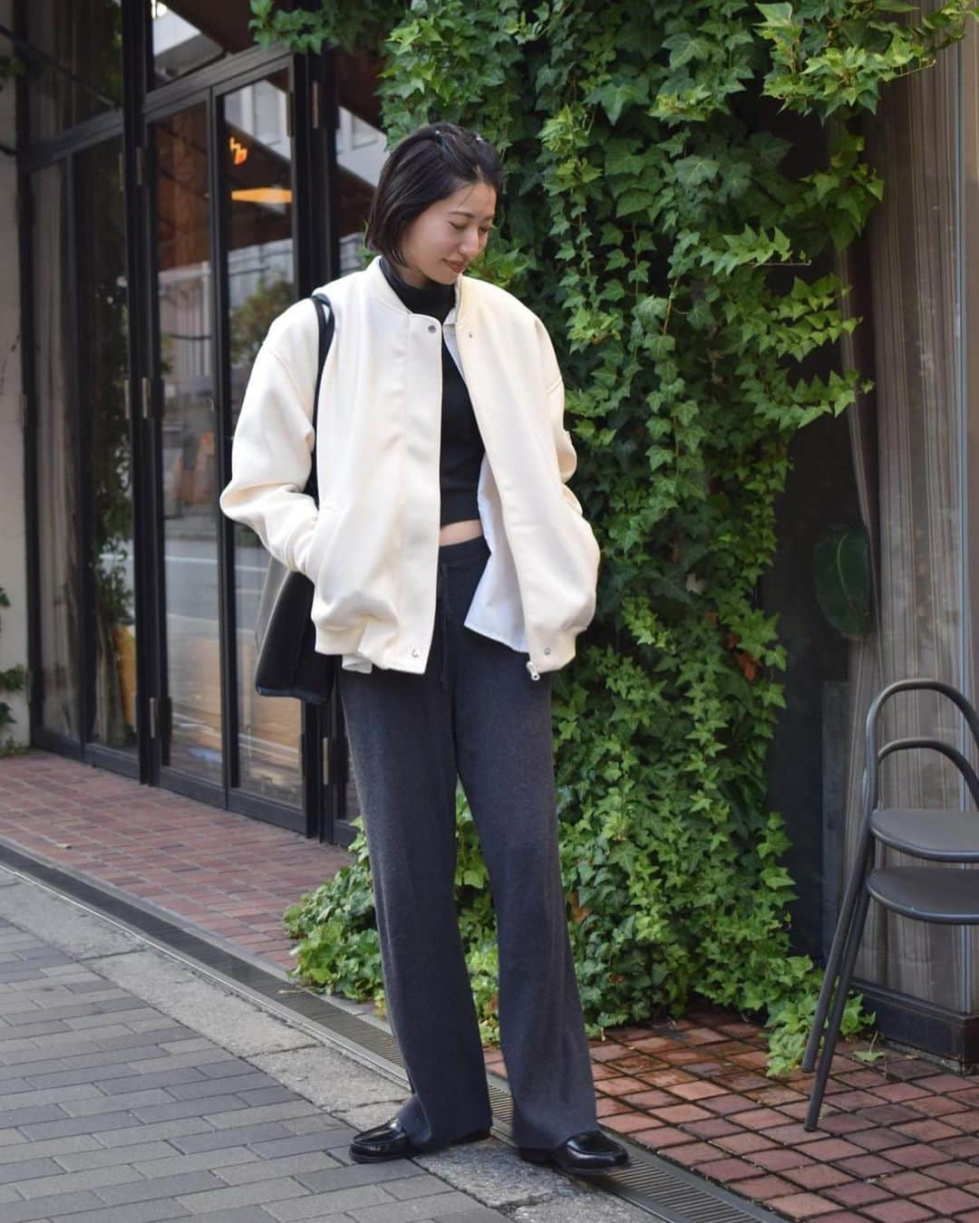 山﨑さおりさんのインスタグラム写真 - (山﨑さおりInstagram)「white blouson♡ 新鮮で @maison_raview のPOPUPで✔︎ この歳になると腹チラ出来るのは そろそろ終わりの季節ですね😉💔   bag @epor_rope 🧳 on/off ともに使えるの探してたとこ💡 A4もいやA4以上にもなんか全然入るぞ？な大容量bag✔︎  #muuootd #ままコーデ#モノトーンコーデ#大人カジュアル#30代ママコーデ#170cmコーデ#uniqlo #ウォッシャブルニット  #ウォッシャブルニットリブパンツ #épor#maisonraview  #アラフォー女子 #アラフォーコーデ」10月11日 20時25分 - saori_emunjewelry