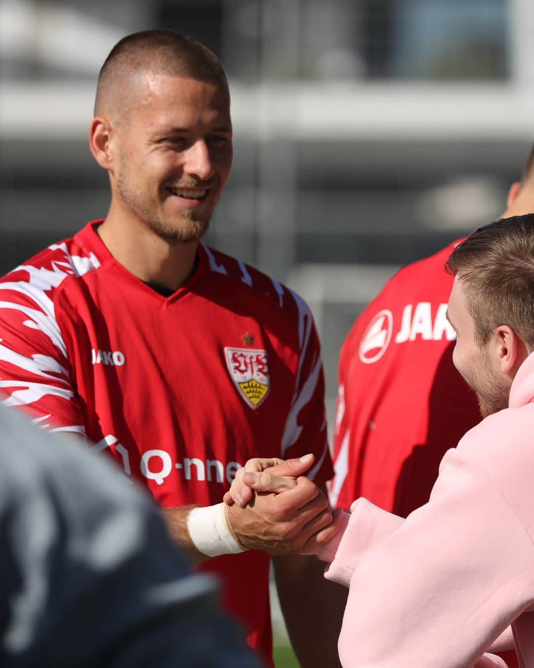 VfBシュトゥットガルトのインスタグラム：「Wetter, Laune und Tor-Challenge 🔝  Das war die öffentliche Einheit in Cannstatt. ☀️🙌  #VfB #bundesliga #vfbstuttgart #vfbstuttgart1893 #auscannstatt #furchtlosundtreu #training #VfBInsta」