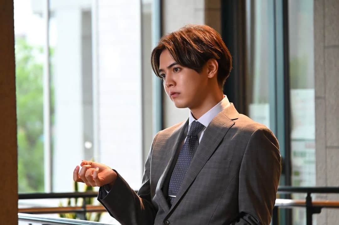 のインスタグラム：「あっという間に、1週間！！🥺💦 今夜は ドラマ『推しが上司になりまして』第2話 が24:30〜 放送です！！！🙌🎶 鈴木愛理さん(@airisuzuki_official_uf )演じる 中条さんとの時間が動き始めるのは ここからだと思いますので… 今週もドキドキしちゃってください☺️💫  @tx.oshi #推し上司  #推しが上司になりまして  #パフェ顔にもご注目ください 笑」
