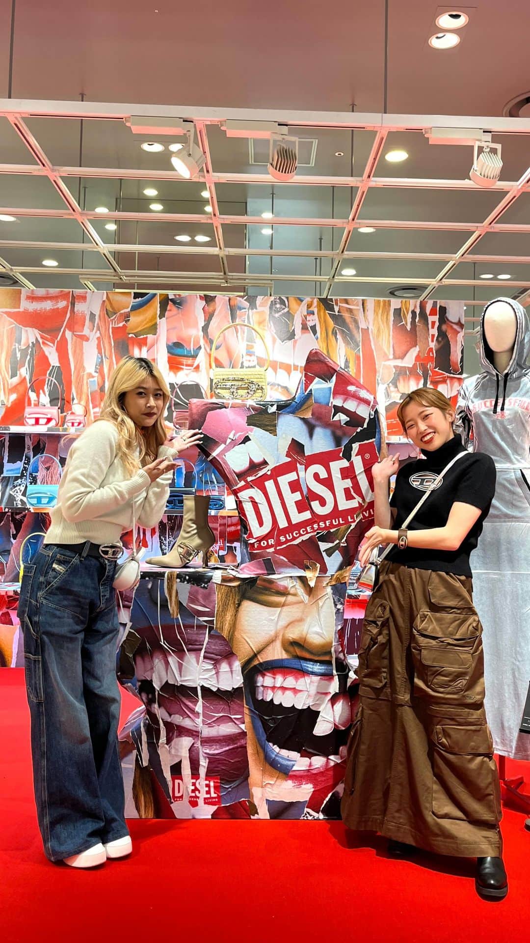 のインスタグラム：「📽Instagram Live🎬  𝐃𝐈𝐄𝐒𝐄𝐋 𝐄𝐗𝐂𝐋𝐔𝐒𝐈𝐕𝐄 𝐏𝐎𝐏 𝐔𝐏 𝐒𝐓𝐎𝐑𝐄 At 3F CotocotoStage31 Until 10/17  インスタライブで売り場の様子をお届け！ デニムシリーズや、イベント限定アイテムも一挙ご紹介しております！  「DIESEL（ディーゼル）」 2023年秋冬カプセルコレクションを中心としたポップアップストアを開催中。  2023年春夏シーズンのイベント限定コレクションに続き、秋冬でも日本のポップアップストア限定が登場。丹念な職人技術で、アート作品のような珍しいデニムのアーカイブコレクション“ディーゼル・デニムギャラリー”を彷彿させる仕上がりが特徴。 長年かけて培ったクラフツマンシップとデニムの知識を現代の美学に反映させたイタリアンメイドのコレクション。  詳しくはプロフィールURLをチェック！@hankyumode  #ディーゼル #diesel  #hankyumode #hankyu #阪急うめだ本店 #阪急本店 #うめはん #ファッション #デニム #hankyumode23aw #23AW #新作 #디젤」
