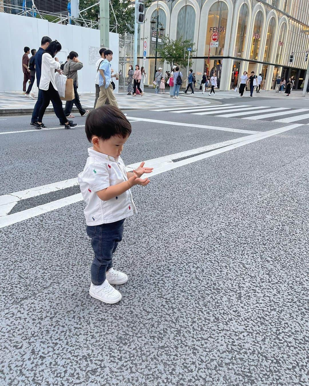 田中響子さんのインスタグラム写真 - (田中響子Instagram)「少し前、4人家族になって はじめての電車でおでかけを🚃 (むしろ娘が生まれる前も 家族で電車乗ったの1回とかかも、、🥲)  いつもの銀座も歩行者天国だと 雰囲気が違って楽しかったみたいで 信号が消えてる！と何度も教えてくれました！  電車だとパパもお酒飲めるし たまには電車おでかけもいいね🤍」10月11日 20時35分 - coco.golf