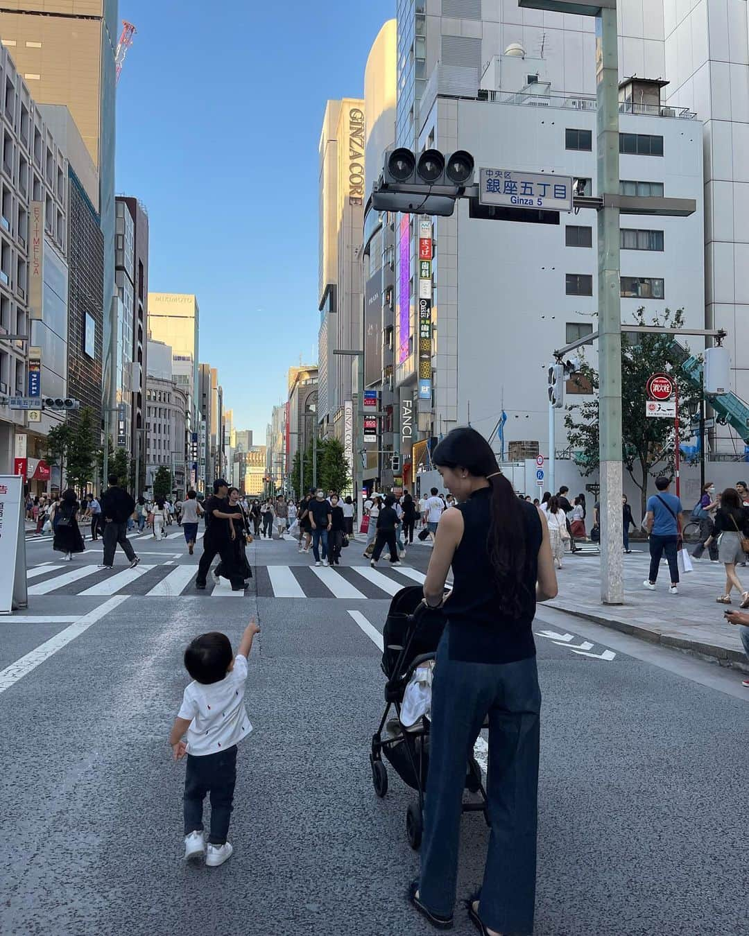 田中響子さんのインスタグラム写真 - (田中響子Instagram)「少し前、4人家族になって はじめての電車でおでかけを🚃 (むしろ娘が生まれる前も 家族で電車乗ったの1回とかかも、、🥲)  いつもの銀座も歩行者天国だと 雰囲気が違って楽しかったみたいで 信号が消えてる！と何度も教えてくれました！  電車だとパパもお酒飲めるし たまには電車おでかけもいいね🤍」10月11日 20時35分 - coco.golf