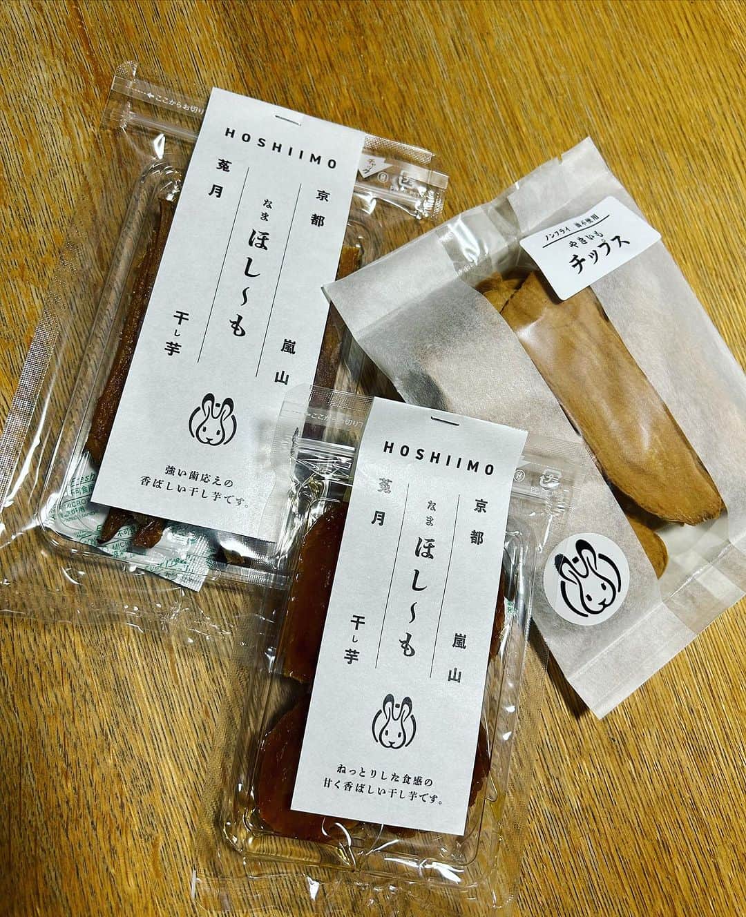 KagitaYukikoさんのインスタグラム写真 - (KagitaYukikoInstagram)「🍠 お取り寄せした お芋チップスが うますぎな件(๑˃̵ᴗ˂̵)🍠💕  やばうまやぁ〜☆★ ねっとりお芋と 3種類のセット⭐️⭐️⭐️  たまりませんッ(๑>◡<๑)  新幹線で食べてたら とまらなく なりました(о´∀`о)♪♪  京都嵐山完熟やきいも菟月の 楽天市場店で人気の ＊お芋菓子3点セット＊  @yakiimo_togetsu  ⭐️やきいもチップス パリパリ美味しい ノンフライのヘルシーチップス  ⭐️ほし〜もスティック 完熟やきいもをスティック状の干し芋に  ⭐️ほし〜もスライス 完熟やきいもをスライス状の干し芋に  #PR #やきいもチップス  #京都お土産 #やきいも  #嵐山やきいも　 #新幹線 #出張 #お芋 #チップス #🍠 #スイーツ #京都 #お菓子」10月11日 20時29分 - mermaid.yukinko