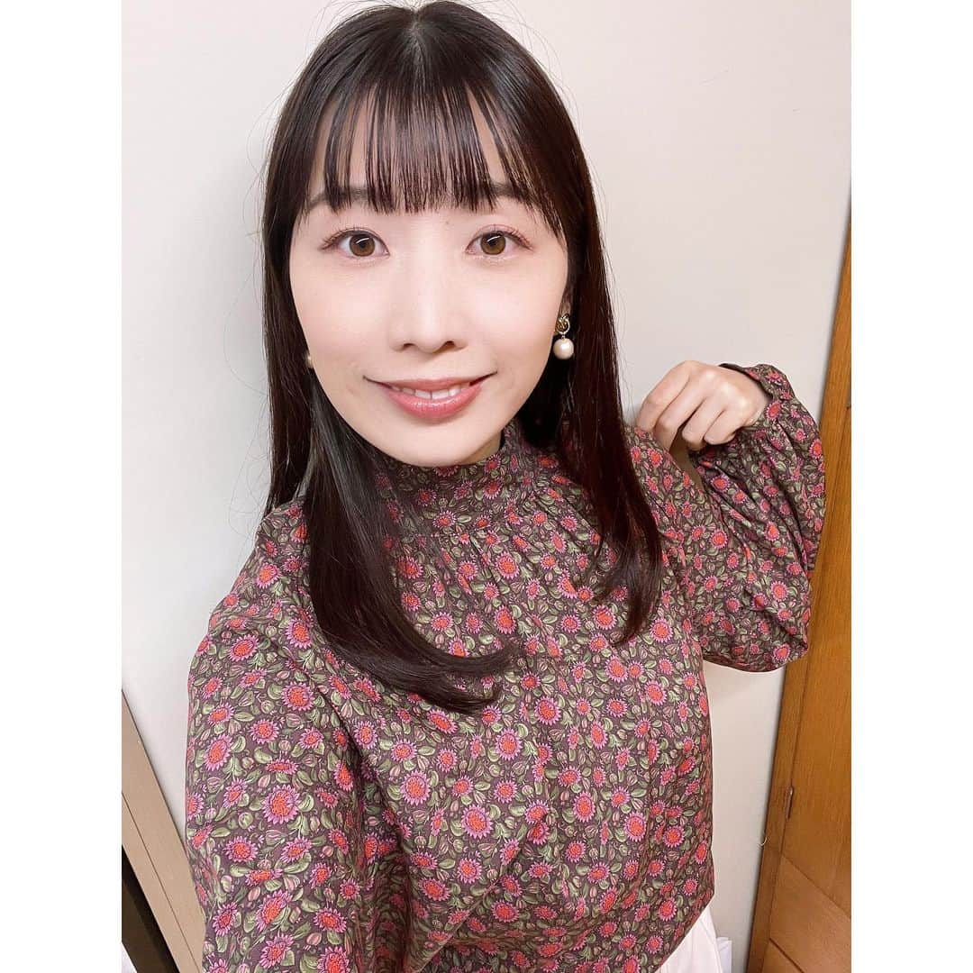 小林美沙希のインスタグラム：「． 水曜日の衣装の 花柄ブラウス🫶 ． 首元が詰まっているので 髪はアップにしても 良かったかな〜と 思っています🤔 ． #沖縄#Okinawa #沖縄テレビ#ニュース #アナウンサー #小林美沙希 #アナウンサーコーデ #アナウンサー衣装#衣装 #ファッション#fashion #衣装協力」