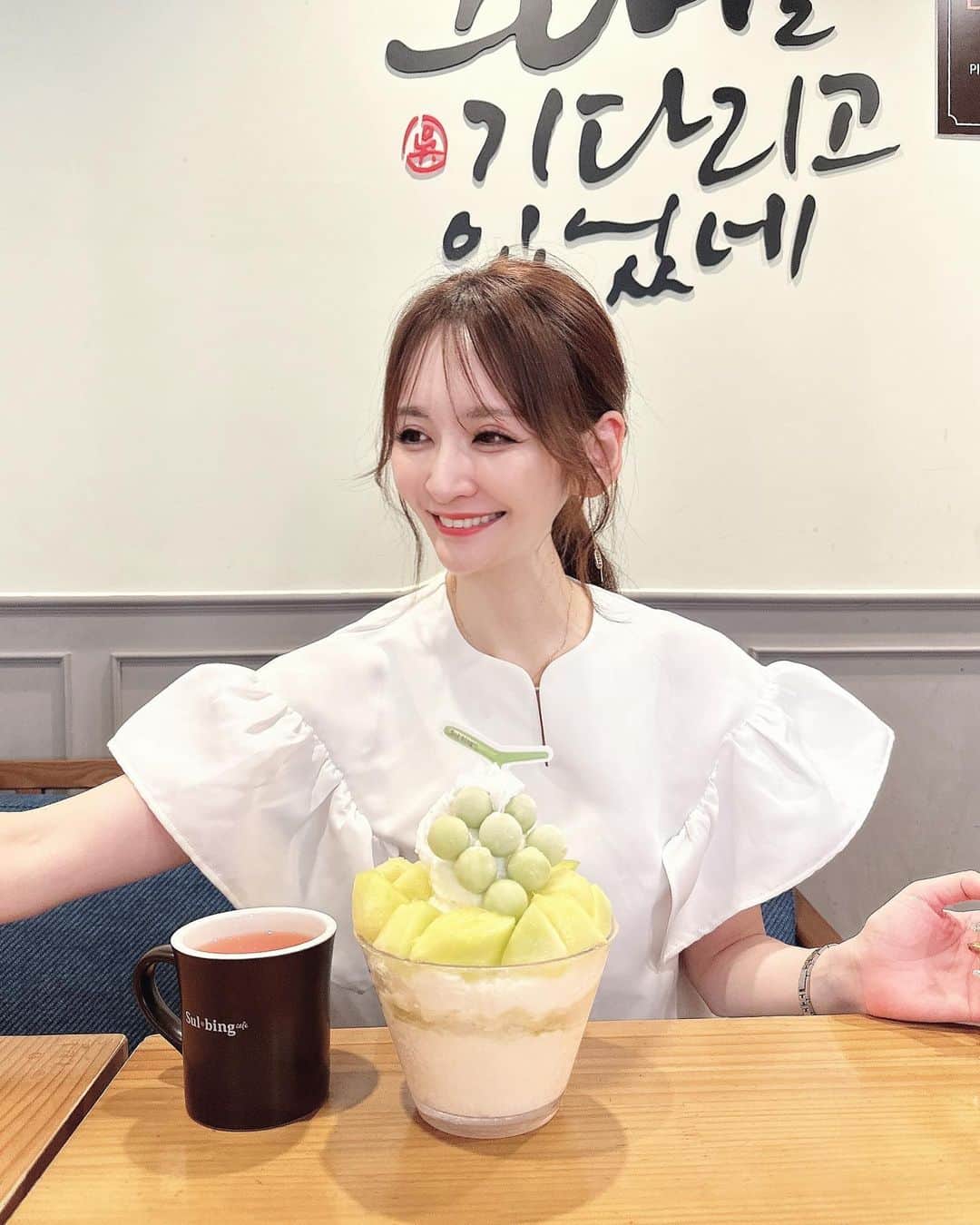 藤後 沙織 とうごさおりさんのインスタグラム写真 - (藤後 沙織 とうごさおりInstagram)「甘いものが大好きで、 よくお食事を甘い物で済ませてしまったりするので栄養が偏りがち。 なので美味しく続けられるサプリメントを取り入れ始めました。  @uha_mikakuto_hb のグミサプリ♡  水なしでいつでもどこでも摂取できるし、 おやつ食べる感覚で気軽に栄養補給できるのが嬉しい☺️  1日2粒が適正量だから、もう一粒…！って食べたくなる気持ちをおさえるほどおいしい。  おいしいから毎日楽しく続けられる💓  #PR #ビタミンサプリ #グミサプリ #グミ習慣  #グミ#グミ好き #グミ大好き#甘い物好きな人と繋がりたい #甘い物好き #マスカットかき氷 #マスカットパフェ #ソルビン#ソルビン明洞 #明洞カフェ#韓国旅行#韓国女子旅#韓国旅」10月11日 20時29分 - saori_togo