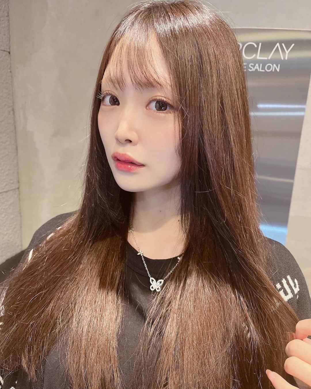 鳥海絢菜のインスタグラム：「薄めの前髪復活♡ ・ ・ ・ ・ ・ ・ ・ #hair #hairstyles #haircolour #エクステ #韓国 #アイドル #地下アイドル #」