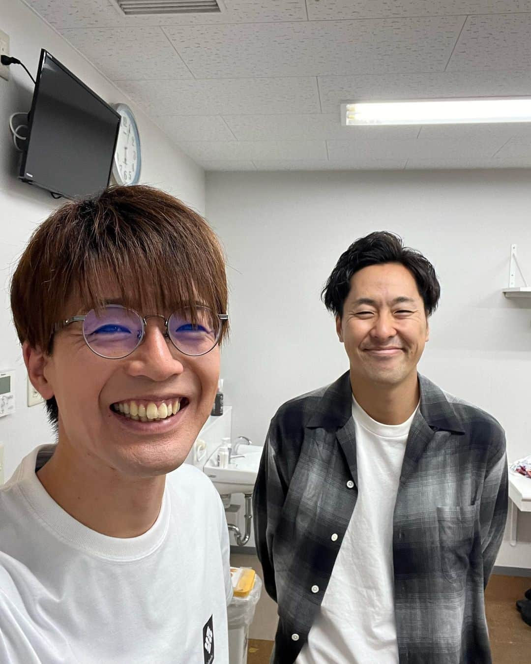 辻井亮平のインスタグラム：「久しぶりに吉田たちさんと幕張でライブ一緒やった。  嬉しいですね。  1回ライブ中に噛んで『吉田たちちゃん。』と言うてしまってすいませんでした。  またいつの日か👶👶  #楽屋へ行きましたが #このタイミングでは #ゆうへいさん撮れず #残念 #吉田たちちゃん #山さん」