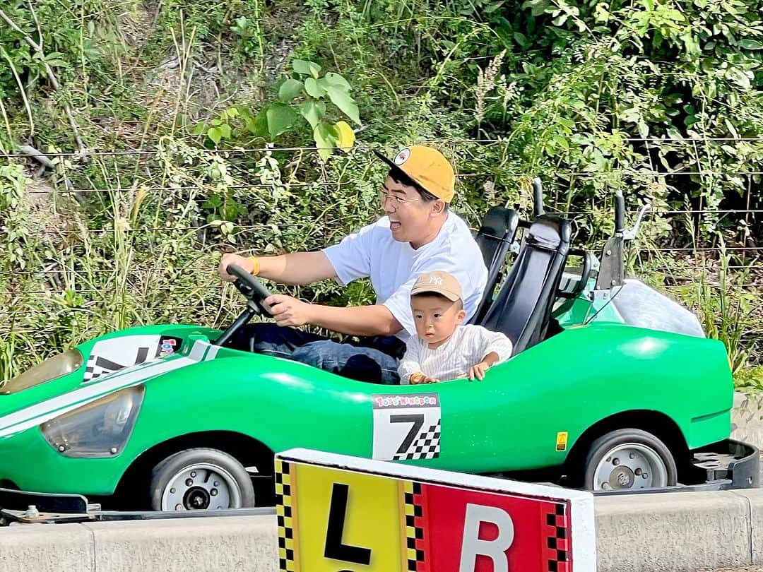 梶剛のインスタグラム：「今日は息子の２歳の誕生日！  遊園地でいっぱい遊んできたぁ！  元気におっきくなれよ〜！  #香川県 #梶剛の子育て日記」