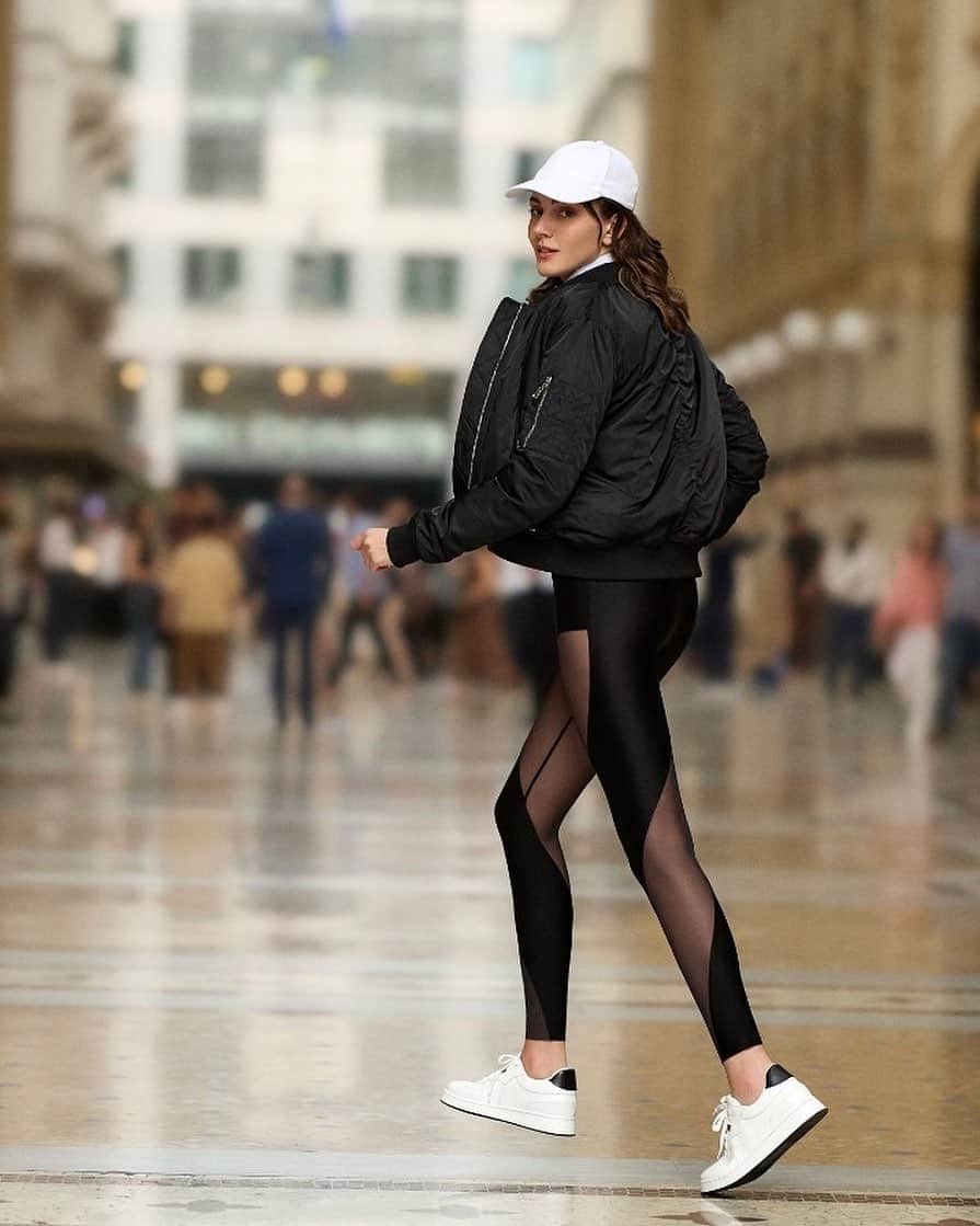 CALZEDONIAさんのインスタグラム写真 - (CALZEDONIAInstagram)「On the go: Leggings made of super shiny fabric with transparent tulle panels 🖤  #calzedonia #leggings」10月11日 20時32分 - calzedonia