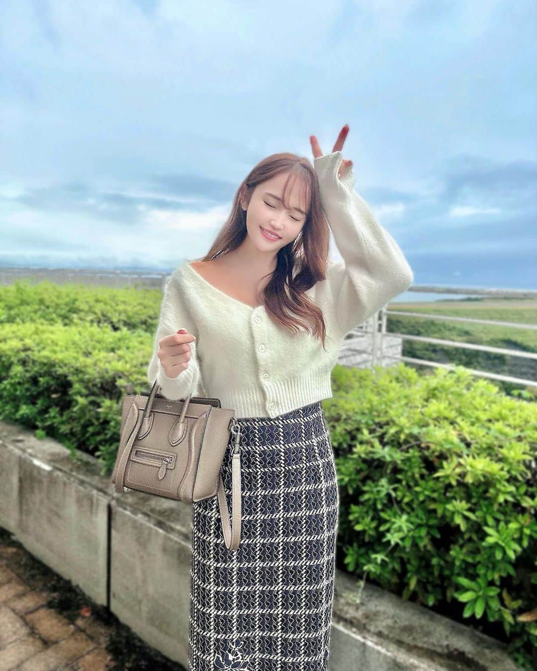 ぷーちゃんのインスタグラム：「🐶🍯  3連休の白浜は雨で 空が曇ってる💭⸒⸒  ニットが着れる時期になったね🐿  #秋コーデ#snidel#白浜#関西サロモ#関西サロンモデル」