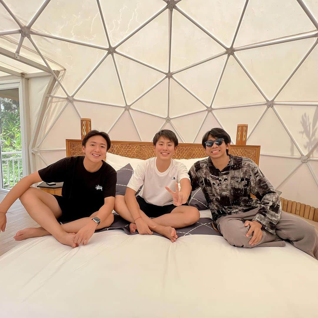 坂崎裕介のインスタグラム：「Waseda Boys main ke Resort abang Turah!🔥 @triyanaresortcarangsari   Tempatnya asik banget karena kita nginepnya di Glamour Camping “VVIP” Triyana Resort.  Selain lokasinya deket ubud, tempatnya juga deket dengan daerah wisata seperti Melukat Taman Beji Samuan & Pod Chocolate😍」