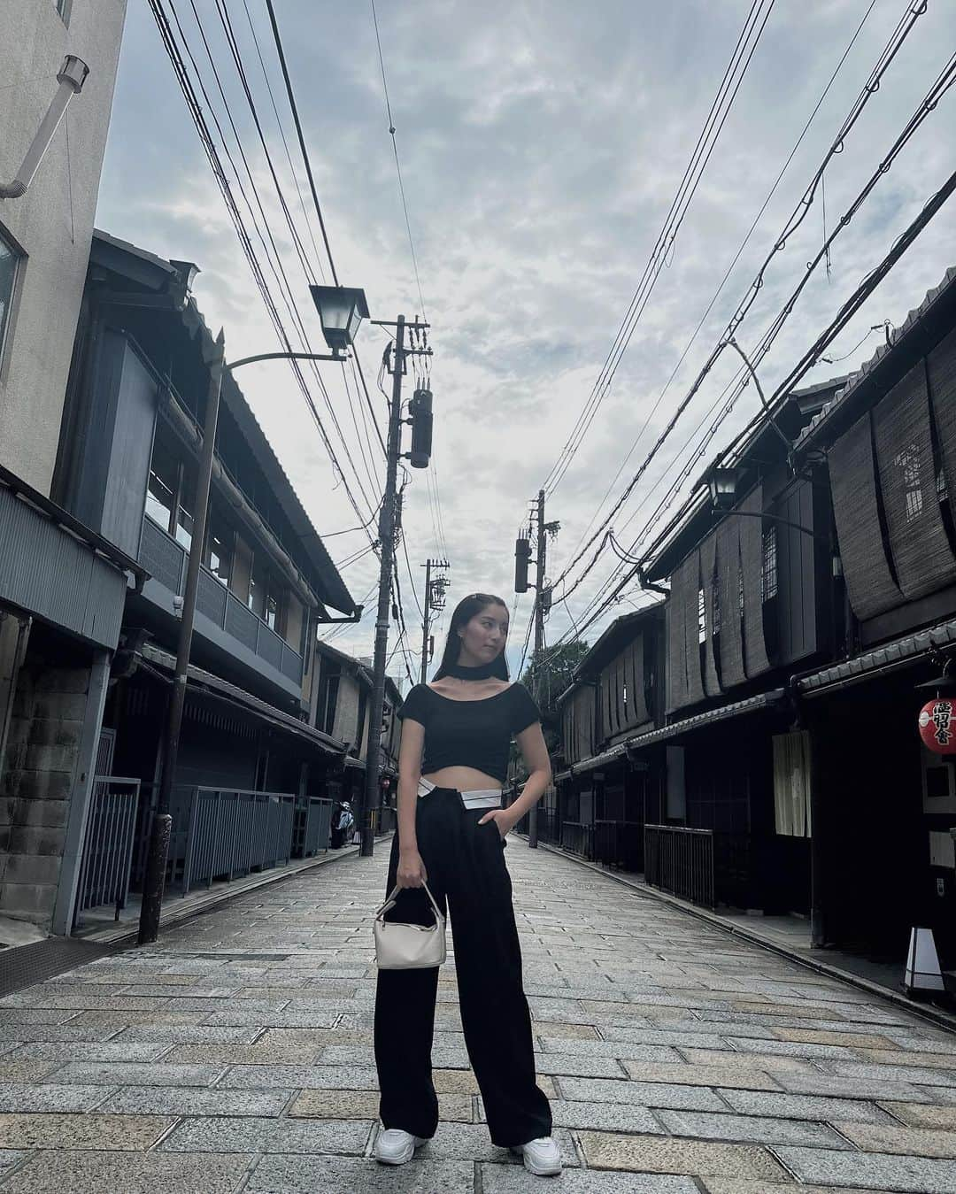 松原伊予菜さんのインスタグラム写真 - (松原伊予菜Instagram)「'  kyoto🐈‍⬛🖤  #ootd#服#code#コーデ#コーディネート#ブラックコーデ #kyoto#京都#祇園#京都カフェ#京都旅行#京都観光#京都ランチ#京都グルメ#京都カフェ巡り」10月11日 20時37分 - iyona_147