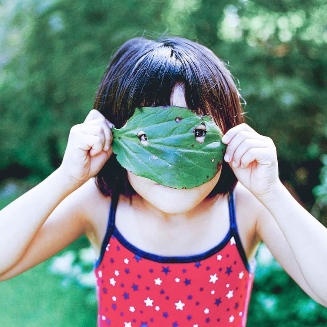 関取花さんのインスタグラム写真 - (関取花Instagram)「🌱2ヶ月連続配信リリース🌱  10月18日(水)、新曲「ナナ」をリリースします👧🏻  大好きなフォトグラファー、大畑陽子さんの写真集「Nana」からインスピレーションを受けて作ったこの楽曲。  はじめてこの写真集を見た時、涙が溢れてきました。失くしてしまった何かへの憧れや、自分の美しいと思うものの正体が、ページをめくるたびにわかっていくような気がして。  やっぱりこうして書いていても上手く言葉にはできないけれど、大畑さんが写真という形にしてくれたおかげで、私の中にいた「ナナ」ちゃんともう一度向き合うことができたような気がします。この写真集と出会えたことは、一人間として、一ミュージシャンとして、間違いなくとても特別な体験でした。  ナナちゃんにみなさんは誰を、何を重ねるでしょうか。聴いたらぜひ感想を聴かせてください。配信をお楽しみに！  写真集「Nana」は、大畑さん(@ohata_yoko)のプロフィールのリンクからご購入いただけます📚販売ページの大畑さんのコメントも是非読んでほしい！そしてぜひ手に取ってほしい！本当に、みんなに見てほしいんだ。(回し者でも何でもないです)」10月11日 20時37分 - dosukoi87