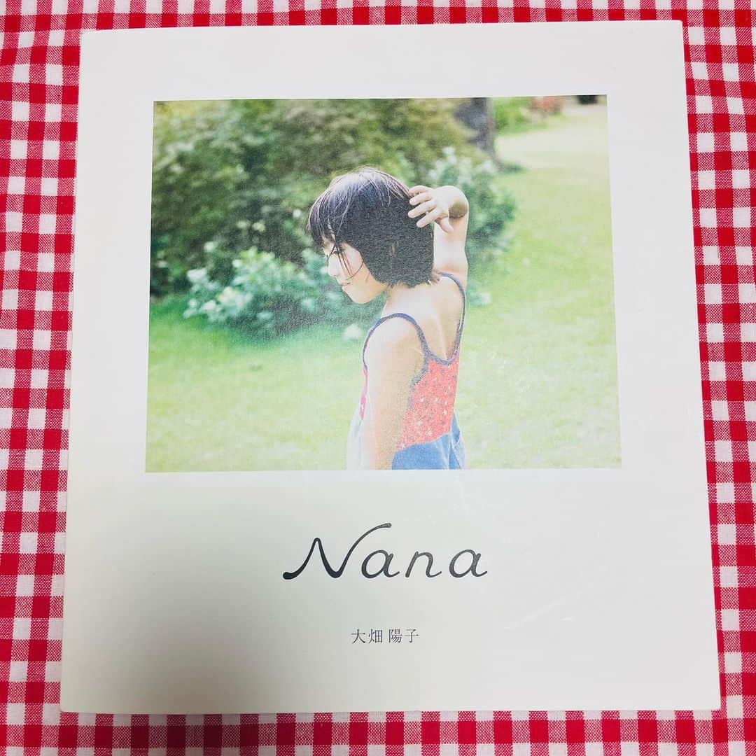 関取花さんのインスタグラム写真 - (関取花Instagram)「🌱2ヶ月連続配信リリース🌱  10月18日(水)、新曲「ナナ」をリリースします👧🏻  大好きなフォトグラファー、大畑陽子さんの写真集「Nana」からインスピレーションを受けて作ったこの楽曲。  はじめてこの写真集を見た時、涙が溢れてきました。失くしてしまった何かへの憧れや、自分の美しいと思うものの正体が、ページをめくるたびにわかっていくような気がして。  やっぱりこうして書いていても上手く言葉にはできないけれど、大畑さんが写真という形にしてくれたおかげで、私の中にいた「ナナ」ちゃんともう一度向き合うことができたような気がします。この写真集と出会えたことは、一人間として、一ミュージシャンとして、間違いなくとても特別な体験でした。  ナナちゃんにみなさんは誰を、何を重ねるでしょうか。聴いたらぜひ感想を聴かせてください。配信をお楽しみに！  写真集「Nana」は、大畑さん(@ohata_yoko)のプロフィールのリンクからご購入いただけます📚販売ページの大畑さんのコメントも是非読んでほしい！そしてぜひ手に取ってほしい！本当に、みんなに見てほしいんだ。(回し者でも何でもないです)」10月11日 20時37分 - dosukoi87