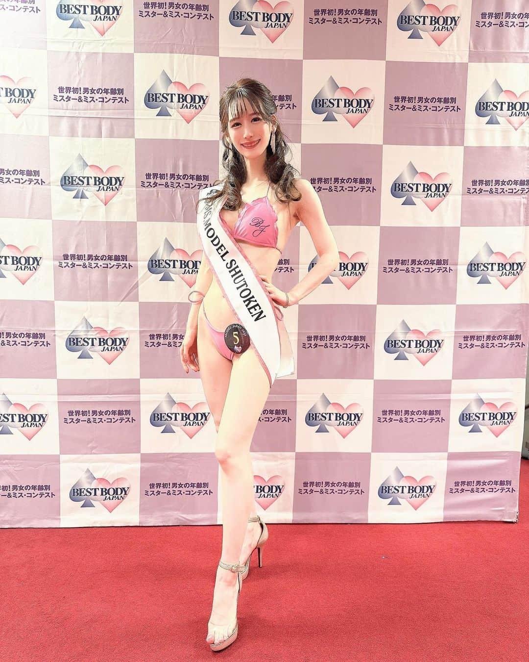 渡辺美優紀さんのインスタグラム写真 - (渡辺美優紀Instagram)「BEST BODY JAPAN モデルジャパン2023 首都圏大会 5位入賞✨  応援してくださったみなさんありがとうございました(❁ᴗ͈ˬᴗ͈)”  他大会でグランプリや上位入賞の方ばかりの激戦区で初出場5位入賞という結果を残せて良かったです😭✨  女性特有の期間中であったり、体調不良でリバウンドしてしまったりして正直な所、納得のいく体型ではありませんでしたが、最後まで諦めずに頑張ってこれまでの努力が報われて良かったです🥲✨  今後も高みを目指して引き続きボディメイク頑張っていきたいと思います(*ˊᵕˋ*)  ちなみに1日で体重-2kg、体脂肪率-1%出来るくらい体型コントロール得意になりました◎  今後更にモデルとして活躍していきたちと思っておりますので、お仕事や案件のご依頼お待ちしております🙇‍♀️✨  ---------------------------- <頑張ったこと> 貯金を切り崩してお金と時間と労力を最大限に費やしました!!!!!  【レッスン】 ・公式グループレッスン2回 ・個人レッスン2回 ・ウォーキングレッスン32回(モデルレッスンで基礎を築けました)  【ボディ】 ・パーソナルジム週2~5 ・鍼灸院週2~3 ・骨盤矯正週1 ・エステ(筋膜リリース)週1 ・酵素浴週1 ・日々のストレッチ、筋膜ローラー、ボディケア ※毎日30分かけてボディクリーム塗っています！(オイル→化粧水→美容液→部分用クリーム(胸、お尻それぞれ)→全身クリーム  【顔】 ・ピコトーニング月1 ・小顔矯正月2 ・美容鍼 ・トリートメント ・まつげパーマ  【その他】 ・シェービング ・ネイル ・ヘアセット ・美容内服・サプリ ・プラセンタ点滴  ---------------------------- #ベストボディジャパン #ベストボディ #モデルジャパン #フィットネスモデル #フィットネス女子  #アイドル #フリーモデル #フリーランスモデル #フリーモデル東京 #広告モデル #ファッションモデル #ブライダルモデル #ウェディングモデル #コスプレイヤー #コスプレモデル #サロモ #サロンモデル #ポートレートモデル#被写体 #被写体モデル#ファッションショーモデル #ランウェイモデル #ビューティーモデル #美容モデル #撮影依頼募集中 #撮影依頼受付中 #japanesegirl  #cosplayer #bestbodyjapan #modeljapan」10月11日 20時39分 - hinayurizono