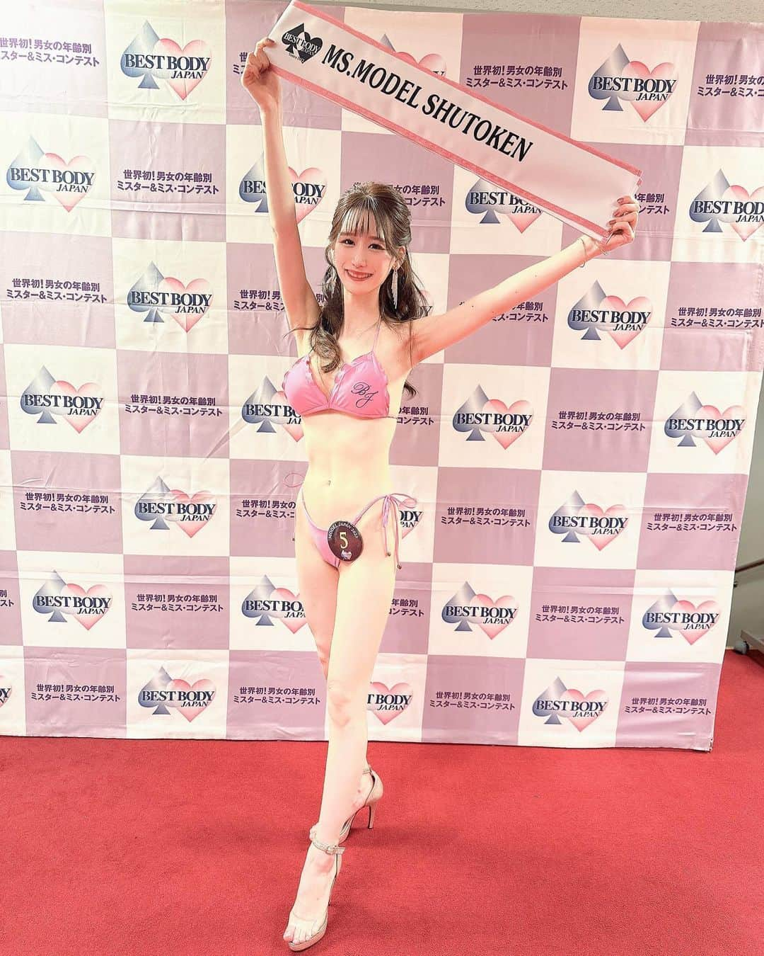 渡辺美優紀さんのインスタグラム写真 - (渡辺美優紀Instagram)「BEST BODY JAPAN モデルジャパン2023 首都圏大会 5位入賞✨  応援してくださったみなさんありがとうございました(❁ᴗ͈ˬᴗ͈)”  他大会でグランプリや上位入賞の方ばかりの激戦区で初出場5位入賞という結果を残せて良かったです😭✨  女性特有の期間中であったり、体調不良でリバウンドしてしまったりして正直な所、納得のいく体型ではありませんでしたが、最後まで諦めずに頑張ってこれまでの努力が報われて良かったです🥲✨  今後も高みを目指して引き続きボディメイク頑張っていきたいと思います(*ˊᵕˋ*)  ちなみに1日で体重-2kg、体脂肪率-1%出来るくらい体型コントロール得意になりました◎  今後更にモデルとして活躍していきたちと思っておりますので、お仕事や案件のご依頼お待ちしております🙇‍♀️✨  ---------------------------- <頑張ったこと> 貯金を切り崩してお金と時間と労力を最大限に費やしました!!!!!  【レッスン】 ・公式グループレッスン2回 ・個人レッスン2回 ・ウォーキングレッスン32回(モデルレッスンで基礎を築けました)  【ボディ】 ・パーソナルジム週2~5 ・鍼灸院週2~3 ・骨盤矯正週1 ・エステ(筋膜リリース)週1 ・酵素浴週1 ・日々のストレッチ、筋膜ローラー、ボディケア ※毎日30分かけてボディクリーム塗っています！(オイル→化粧水→美容液→部分用クリーム(胸、お尻それぞれ)→全身クリーム  【顔】 ・ピコトーニング月1 ・小顔矯正月2 ・美容鍼 ・トリートメント ・まつげパーマ  【その他】 ・シェービング ・ネイル ・ヘアセット ・美容内服・サプリ ・プラセンタ点滴  ---------------------------- #ベストボディジャパン #ベストボディ #モデルジャパン #フィットネスモデル #フィットネス女子  #アイドル #フリーモデル #フリーランスモデル #フリーモデル東京 #広告モデル #ファッションモデル #ブライダルモデル #ウェディングモデル #コスプレイヤー #コスプレモデル #サロモ #サロンモデル #ポートレートモデル#被写体 #被写体モデル#ファッションショーモデル #ランウェイモデル #ビューティーモデル #美容モデル #撮影依頼募集中 #撮影依頼受付中 #japanesegirl  #cosplayer #bestbodyjapan #modeljapan」10月11日 20時39分 - hinayurizono