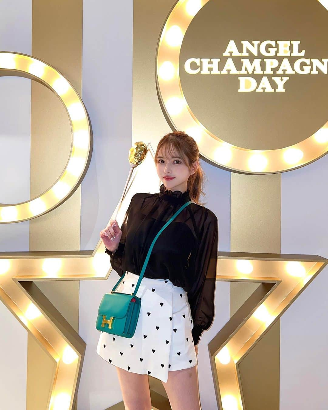 ゆめさんのインスタグラム写真 - (ゆめInstagram)「angel champagne 新作発表🥂👼  10月4日は天使の日👼らしくて エンジェルシャンパンのパーティーにお呼ばれ🫶🏻  まどちゃんと行ってきた〜👭🏻💞  なんか今回すんごくてびっくり❕笑 まるでテーマパーク🎡かのような入口に 中にはカジノ💰みたいなゲームもあって 世界観がすごかった〜🤭❤️  わたしは次の用事がつまってたので 最後まで楽しむことはできなかったけど 全国から有名なキャバ嬢や、著名人もたくさんきてて さすがエンジェルシャンパン😎の一言に尽きる。笑  これからもどんどん出る新作たのしみー🥰💕  #エンジェルシャンパン #angelchampagne #GINZANEXT #銀座ネクスト #銀座NEXT #ポップコーン持ってる手にアイラインの試し書きあるの気付いた？笑」10月11日 20時40分 - ___yu.me___