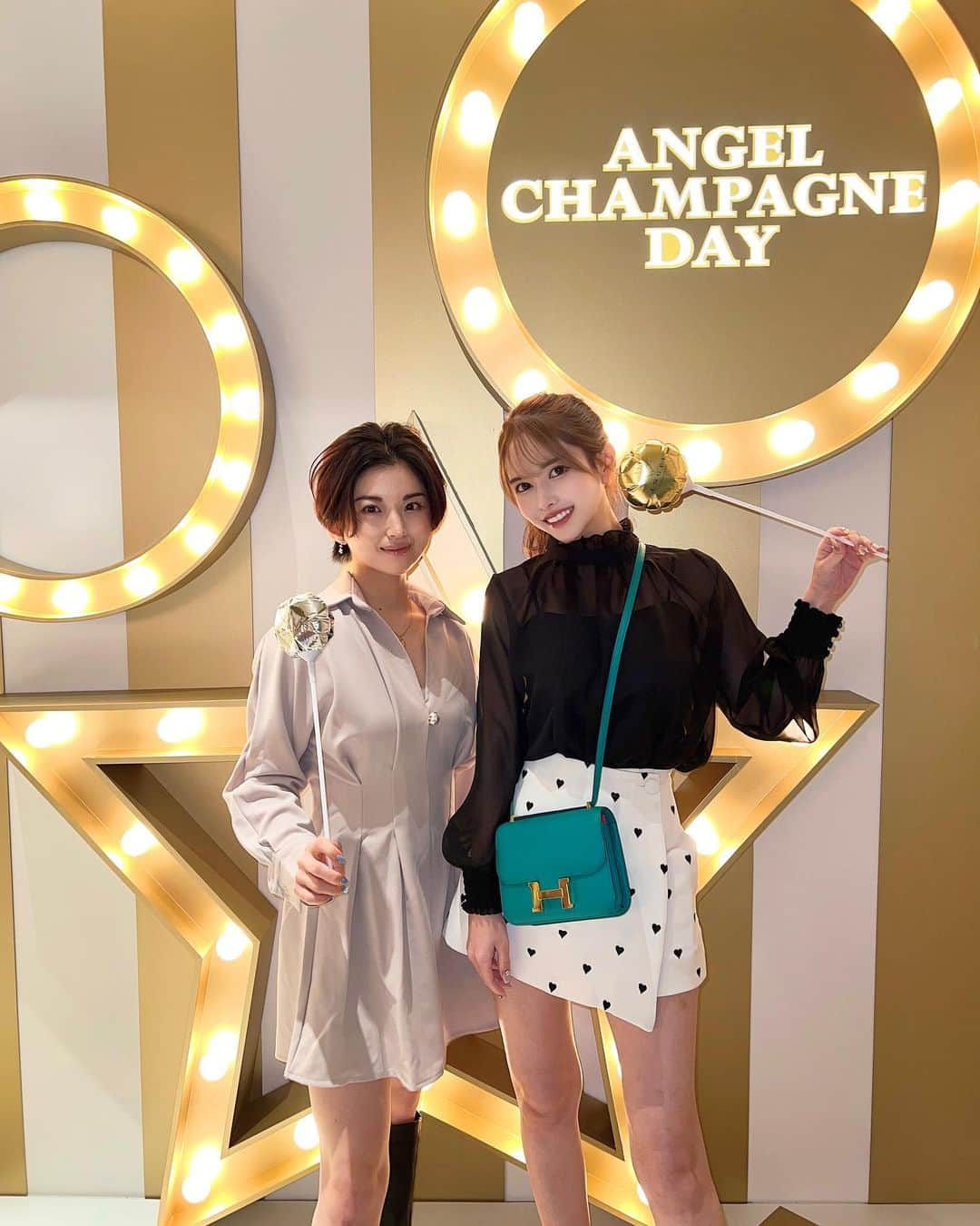 ゆめさんのインスタグラム写真 - (ゆめInstagram)「angel champagne 新作発表🥂👼  10月4日は天使の日👼らしくて エンジェルシャンパンのパーティーにお呼ばれ🫶🏻  まどちゃんと行ってきた〜👭🏻💞  なんか今回すんごくてびっくり❕笑 まるでテーマパーク🎡かのような入口に 中にはカジノ💰みたいなゲームもあって 世界観がすごかった〜🤭❤️  わたしは次の用事がつまってたので 最後まで楽しむことはできなかったけど 全国から有名なキャバ嬢や、著名人もたくさんきてて さすがエンジェルシャンパン😎の一言に尽きる。笑  これからもどんどん出る新作たのしみー🥰💕  #エンジェルシャンパン #angelchampagne #GINZANEXT #銀座ネクスト #銀座NEXT #ポップコーン持ってる手にアイラインの試し書きあるの気付いた？笑」10月11日 20時40分 - ___yu.me___