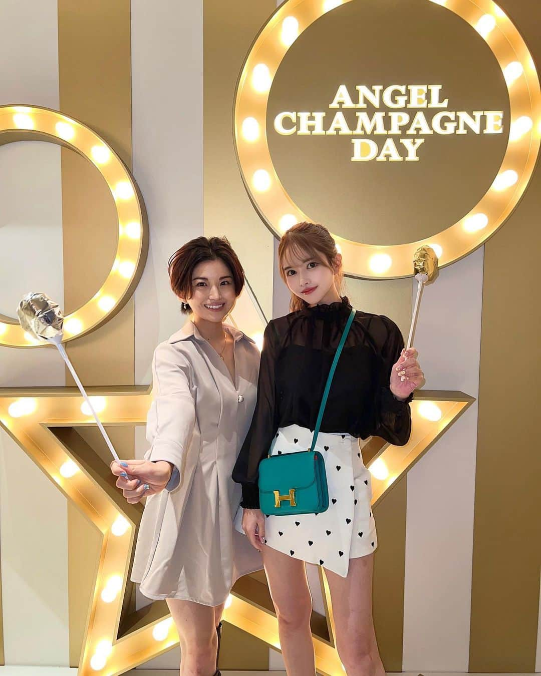 ゆめさんのインスタグラム写真 - (ゆめInstagram)「angel champagne 新作発表🥂👼  10月4日は天使の日👼らしくて エンジェルシャンパンのパーティーにお呼ばれ🫶🏻  まどちゃんと行ってきた〜👭🏻💞  なんか今回すんごくてびっくり❕笑 まるでテーマパーク🎡かのような入口に 中にはカジノ💰みたいなゲームもあって 世界観がすごかった〜🤭❤️  わたしは次の用事がつまってたので 最後まで楽しむことはできなかったけど 全国から有名なキャバ嬢や、著名人もたくさんきてて さすがエンジェルシャンパン😎の一言に尽きる。笑  これからもどんどん出る新作たのしみー🥰💕  #エンジェルシャンパン #angelchampagne #GINZANEXT #銀座ネクスト #銀座NEXT #ポップコーン持ってる手にアイラインの試し書きあるの気付いた？笑」10月11日 20時40分 - ___yu.me___